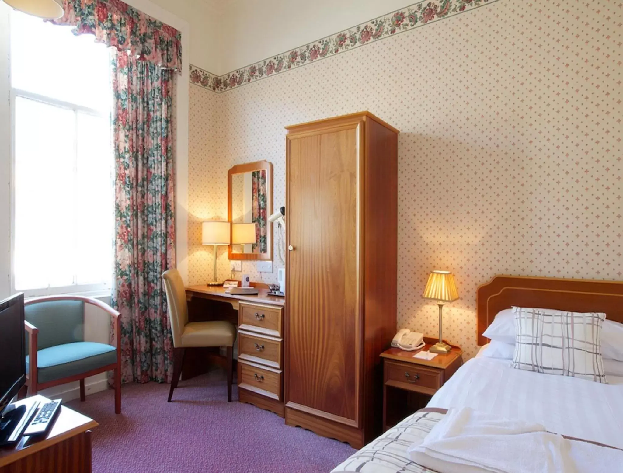 Bedroom, Bed in Royal Thurso Hotel