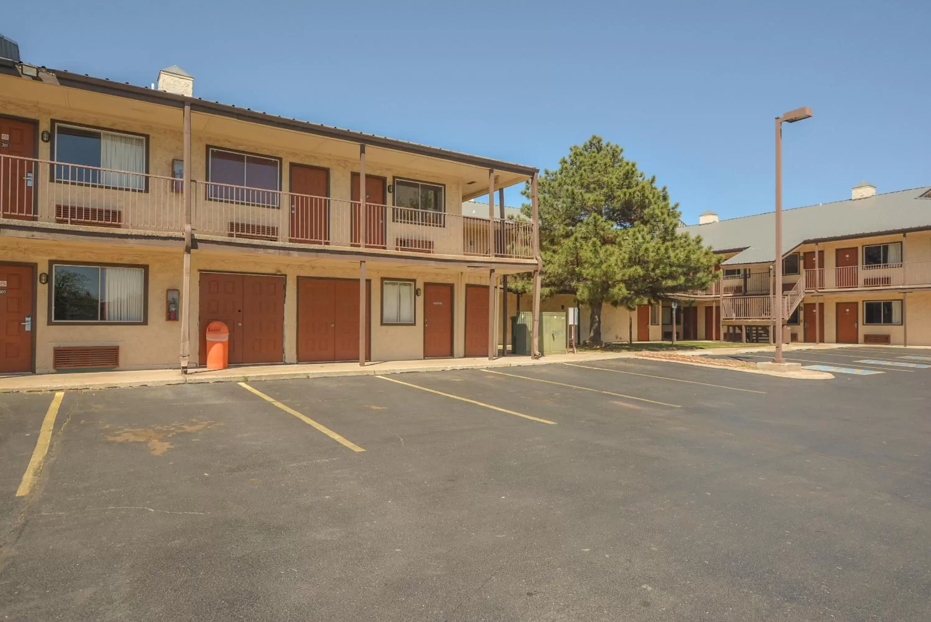 Parking, Property Building in Meridian Inn Oklahoma City Airport