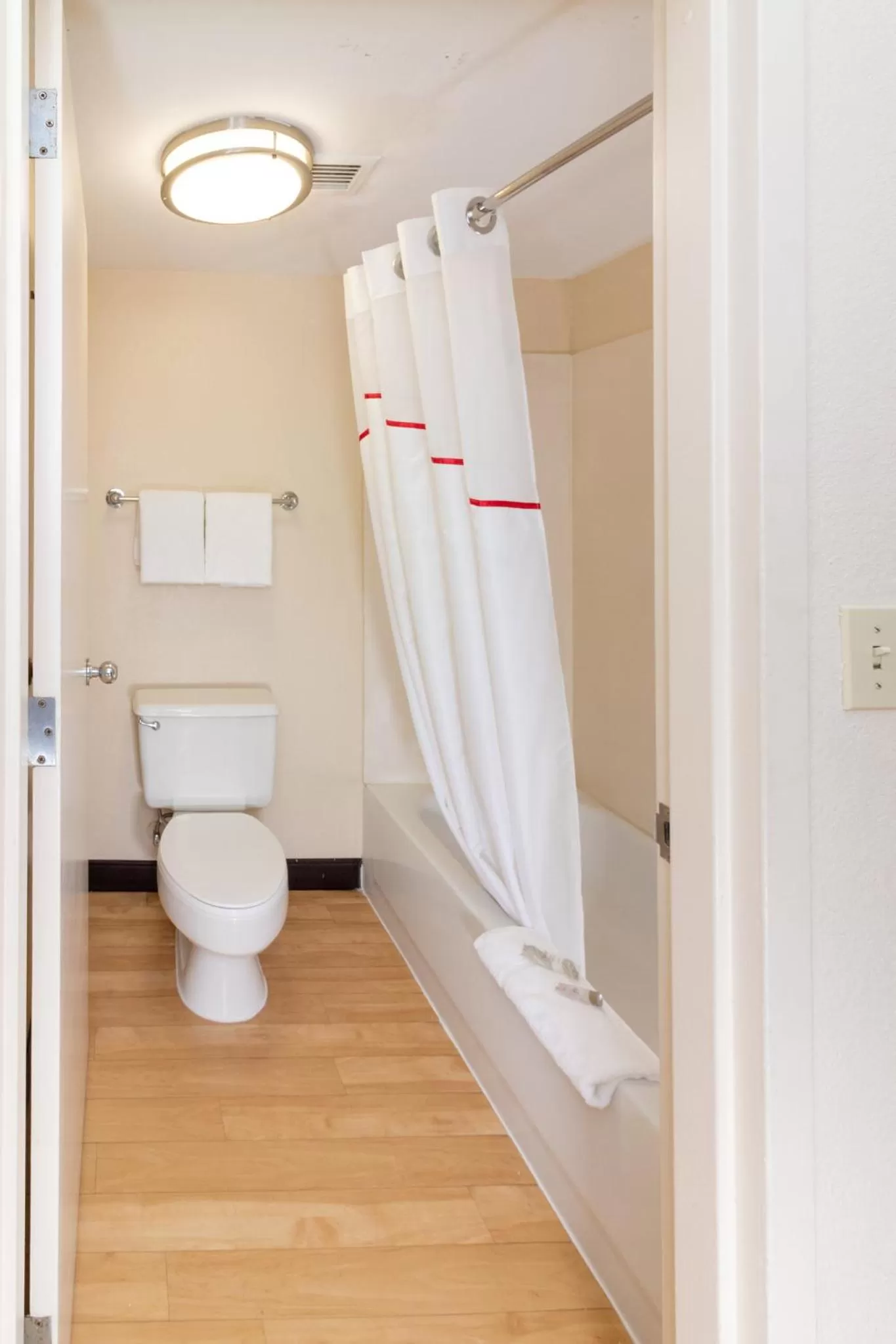 Bathroom in Red Roof PLUS Miami Airport