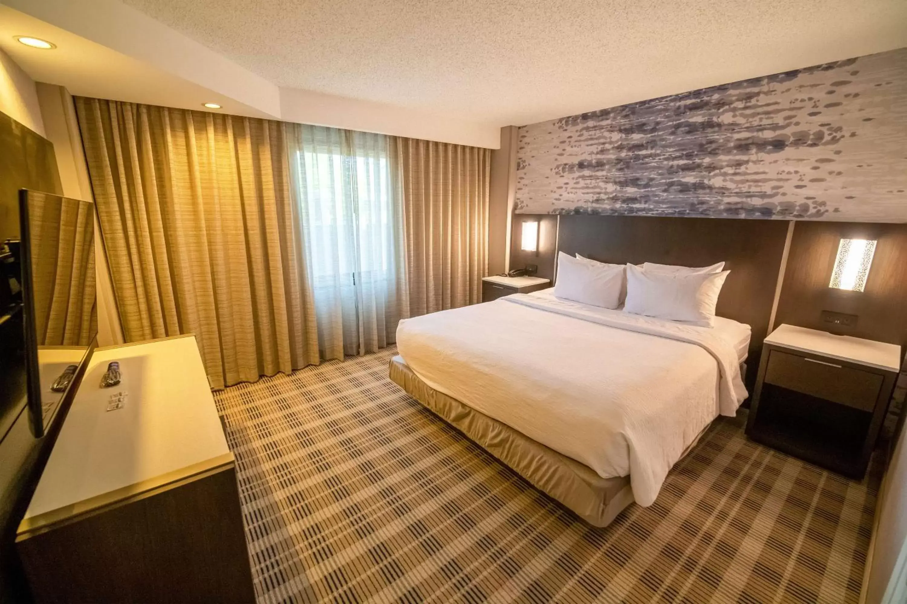 Bed in Embassy Suites by Hilton Kansas City Overland Park