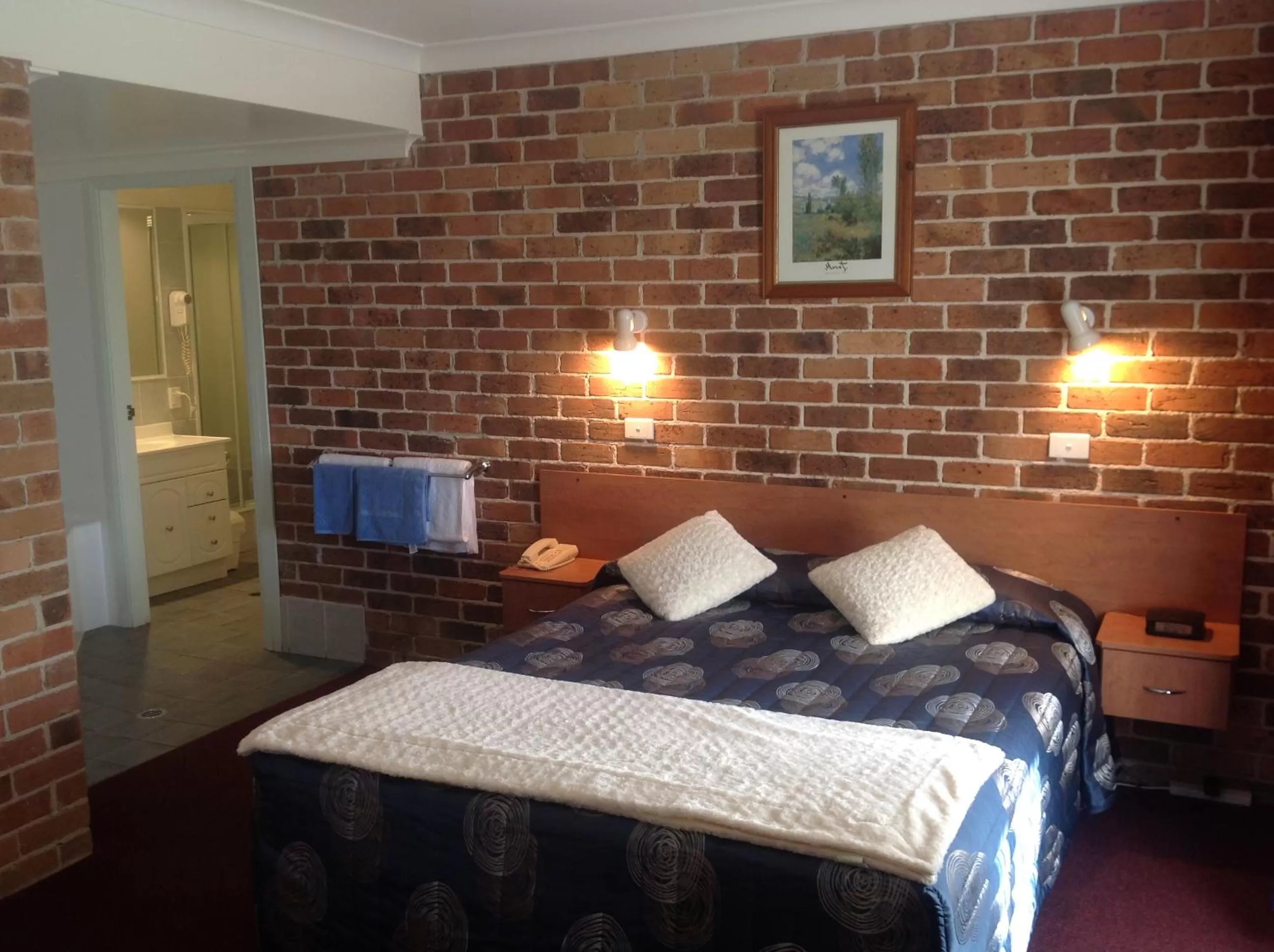 Bed in Cedar Lodge Motel