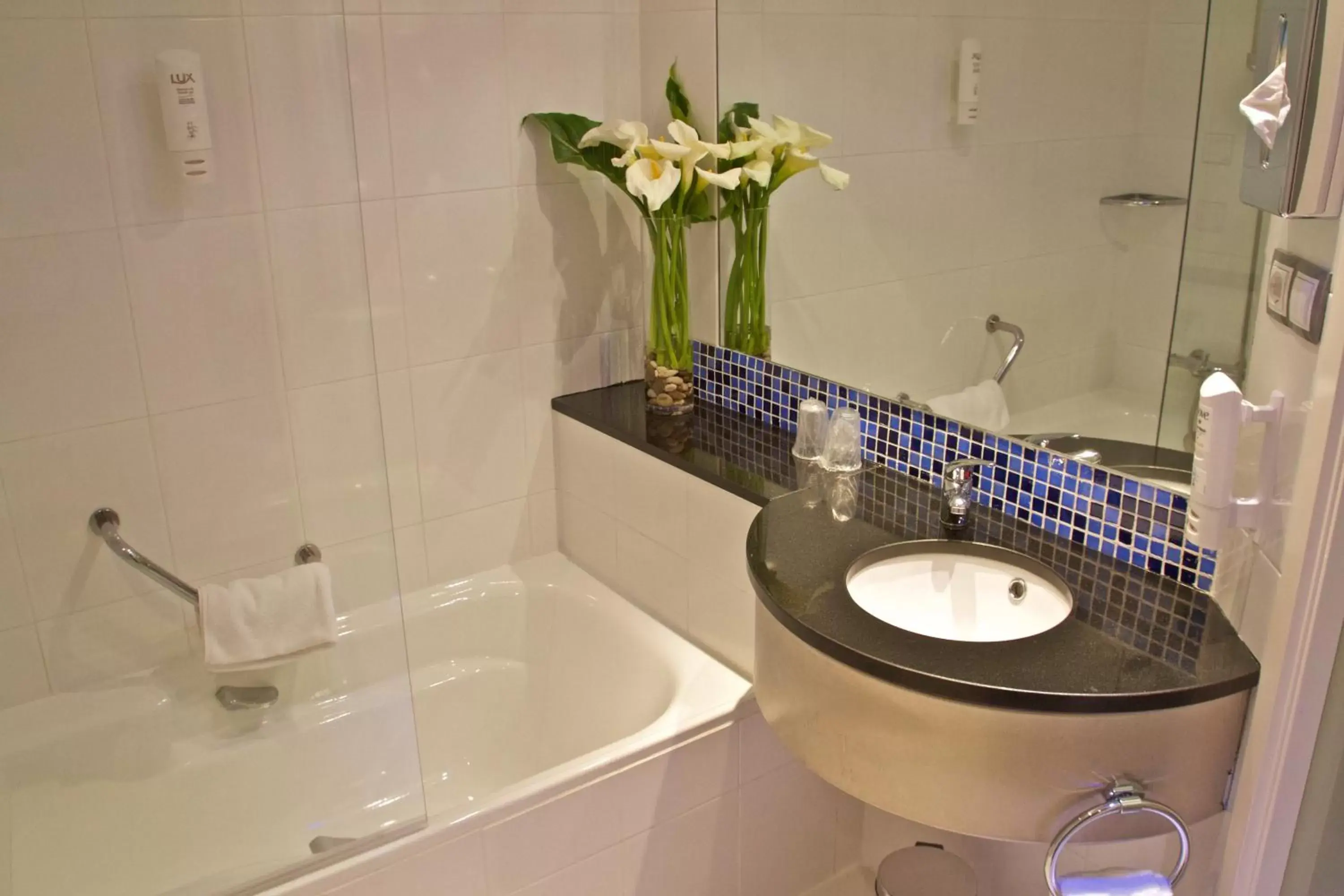 Bathroom in Holiday Inn Express Campo de Gibraltar-Barrios, an IHG Hotel