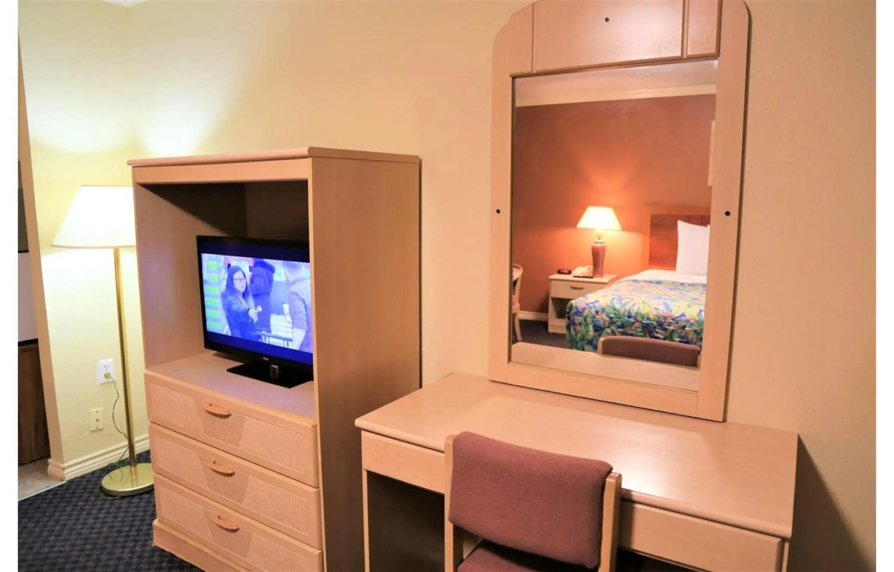 Bedroom, TV/Entertainment Center in OYO Hotel Beeville - US 181