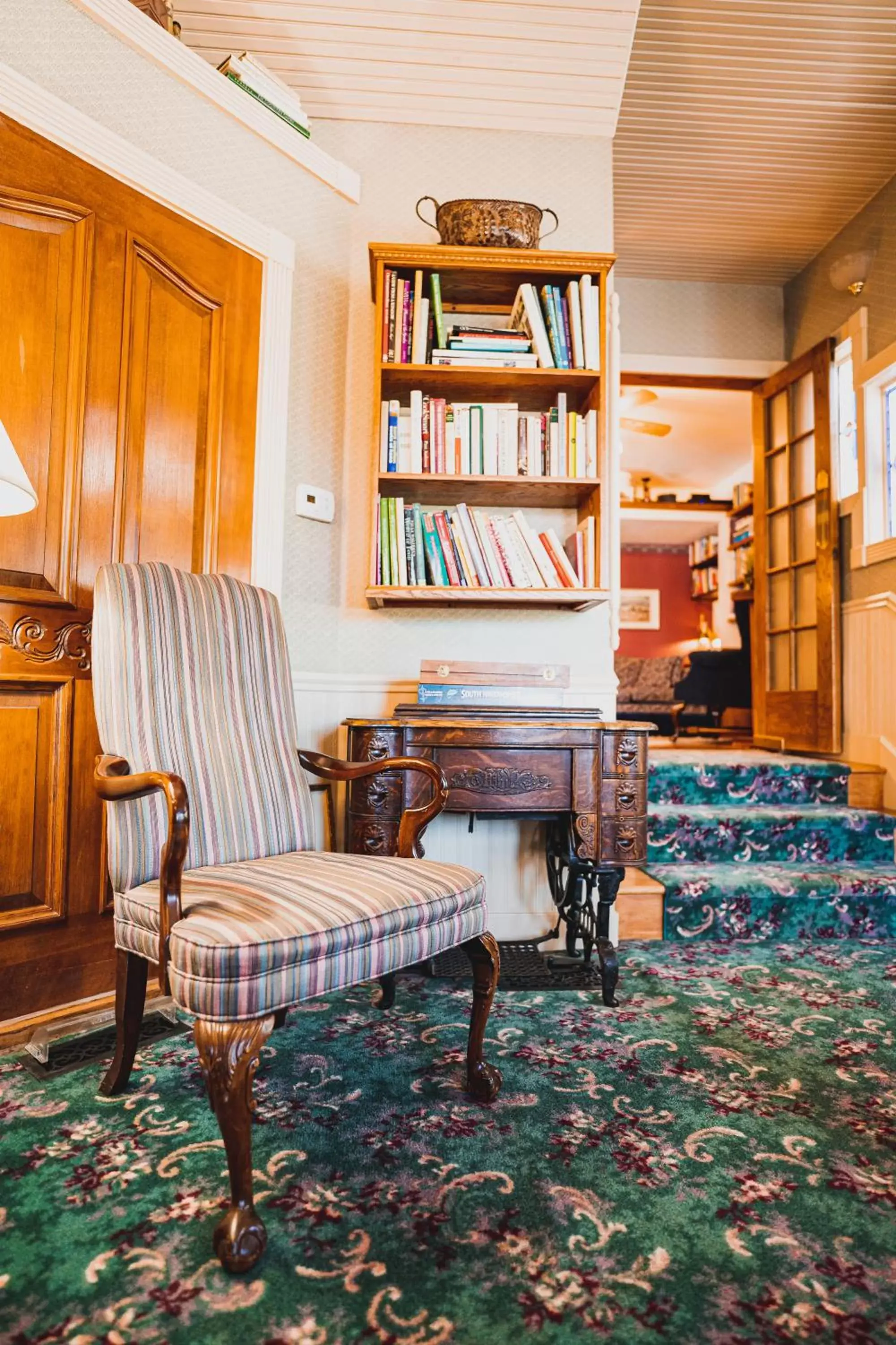 Library in Yelton Manor Bed and Breakfast