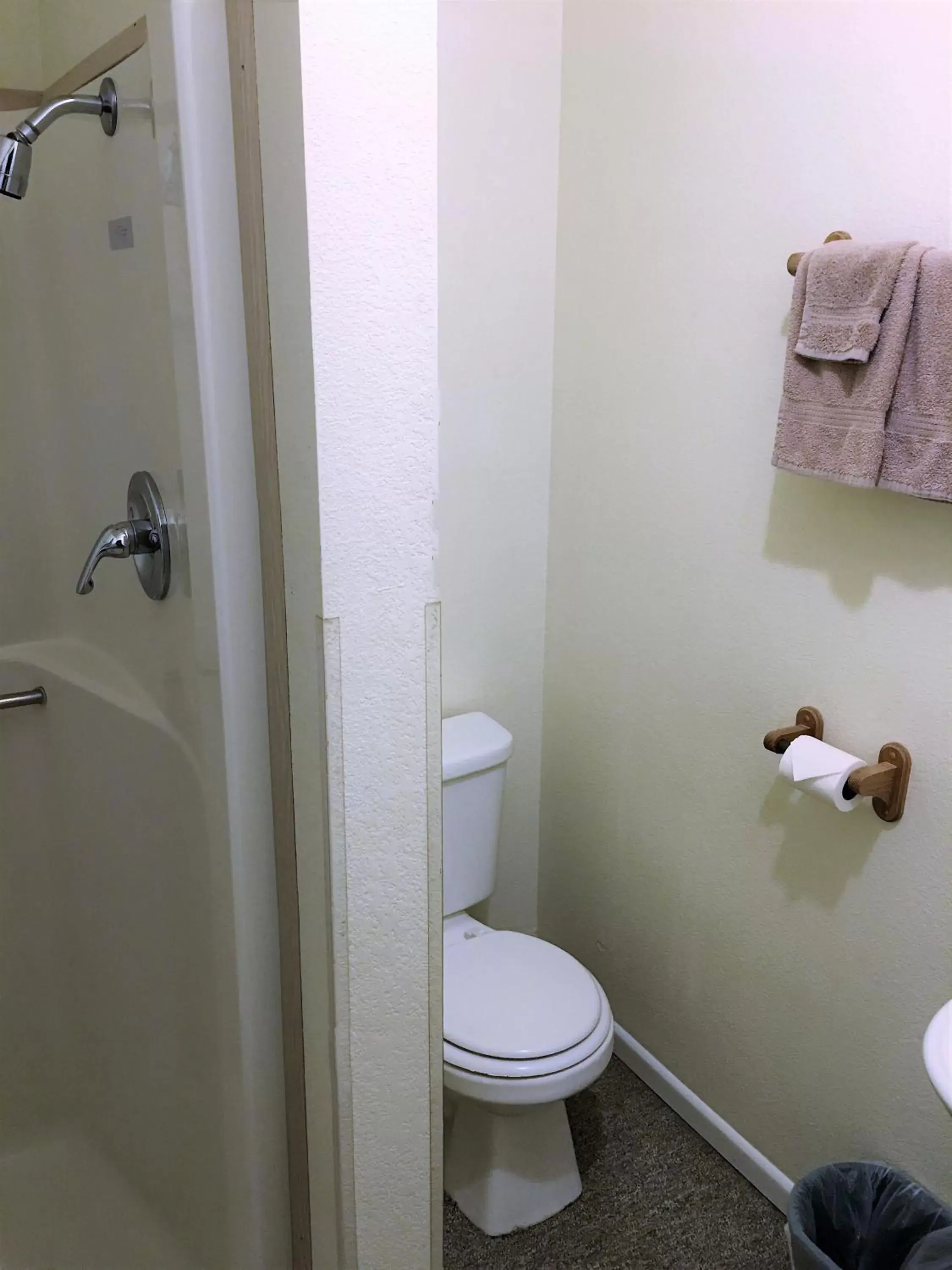 Bathroom in Hunters Lodge Motel