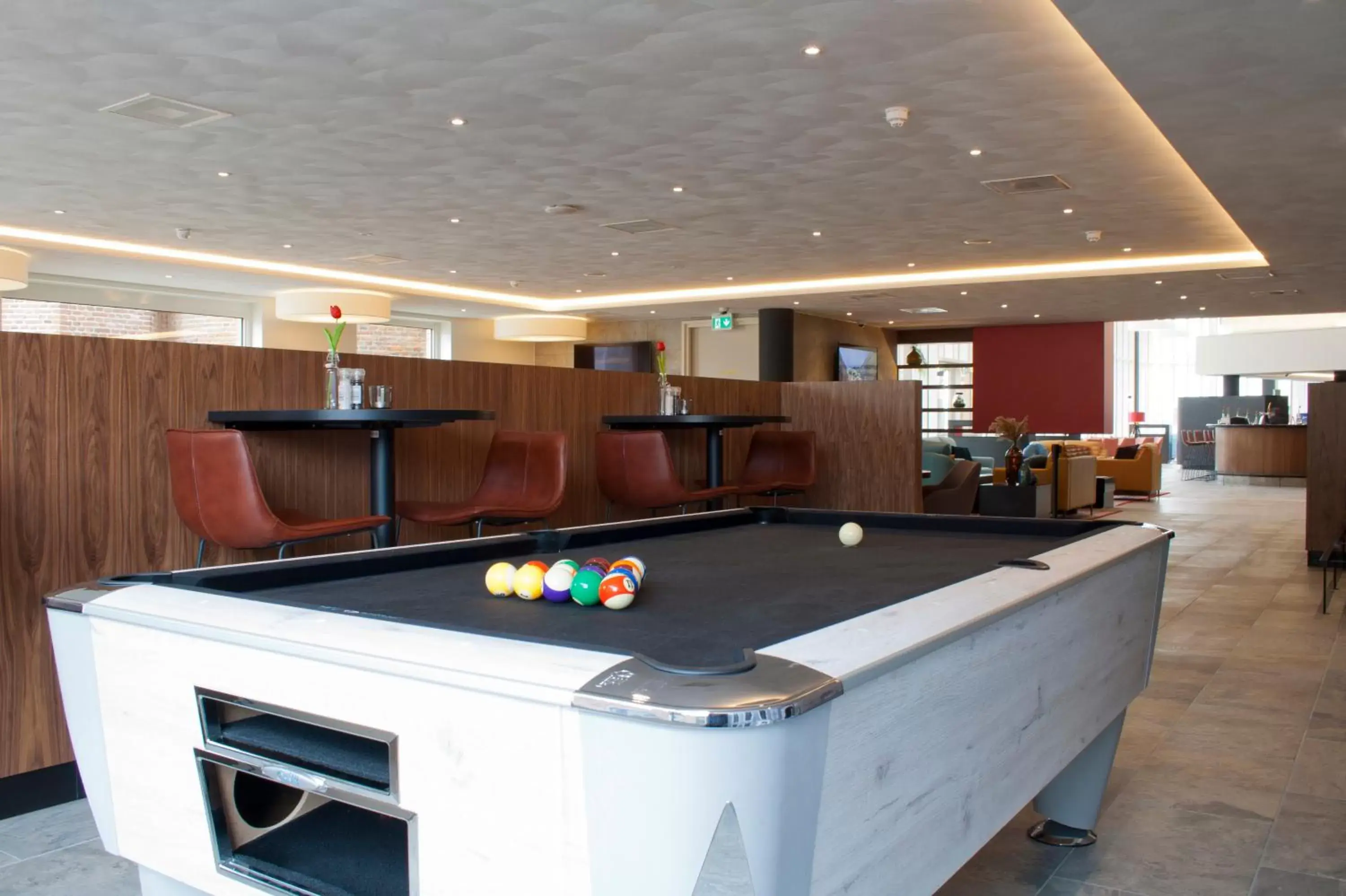 Communal lounge/ TV room, Billiards in Bastion Hotel Arnhem