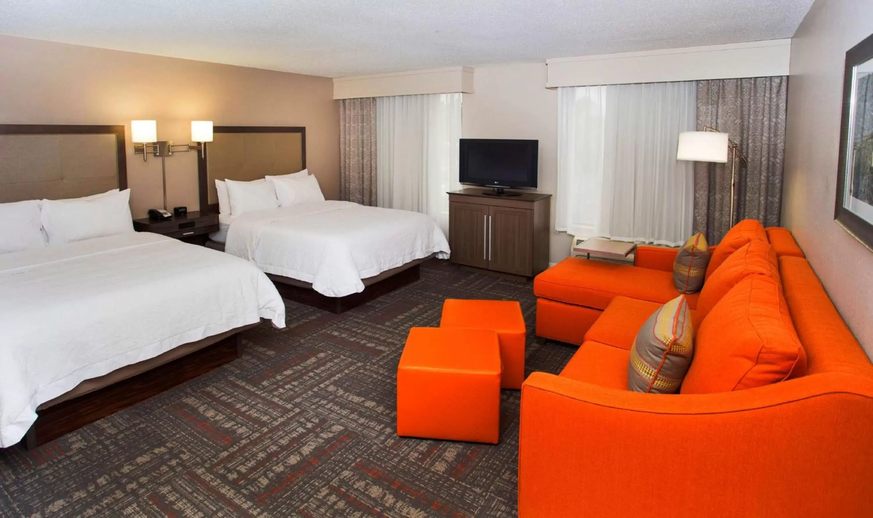 Bed in Hampton Inn & Suites Valdosta/Conference Center