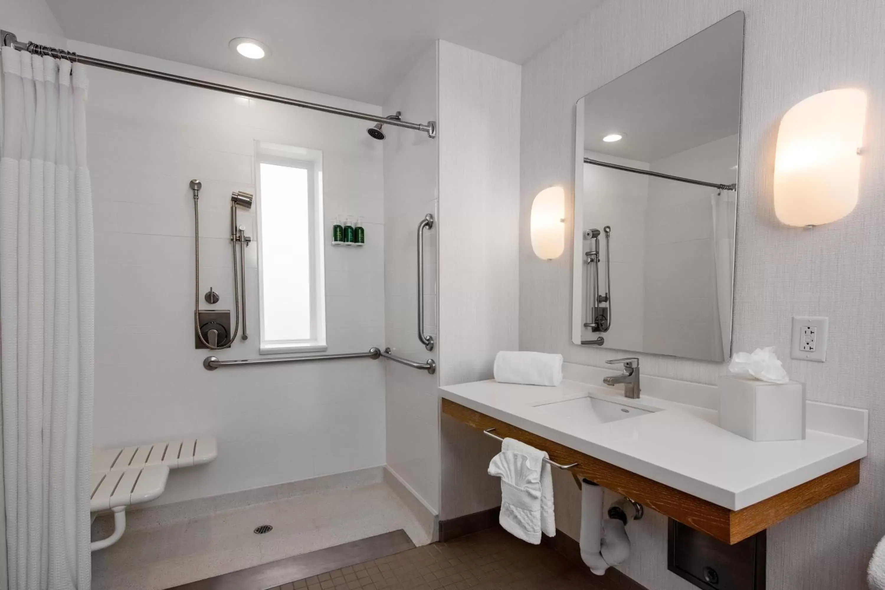 Bathroom in SpringHill Suites by Marriott San Diego Oceanside/Downtown