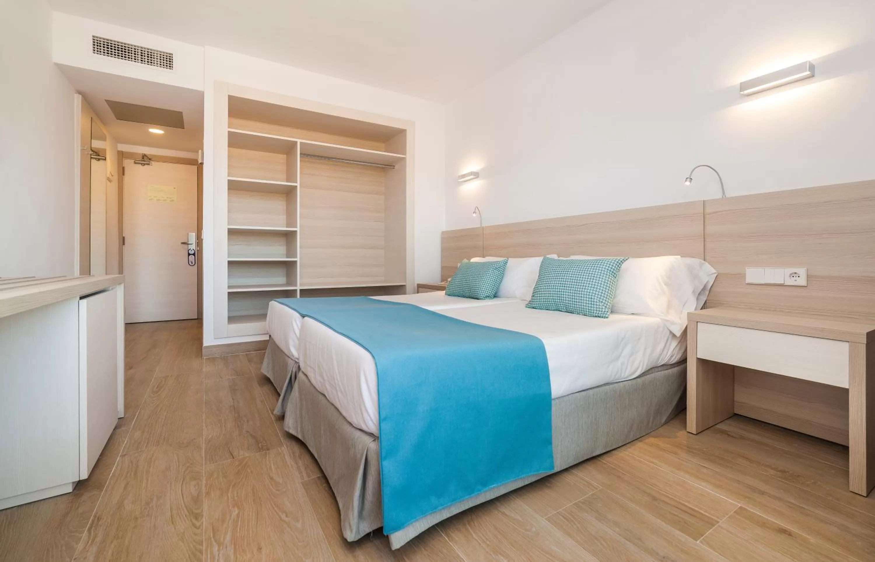 Bedroom, Bed in Globales Mimosa