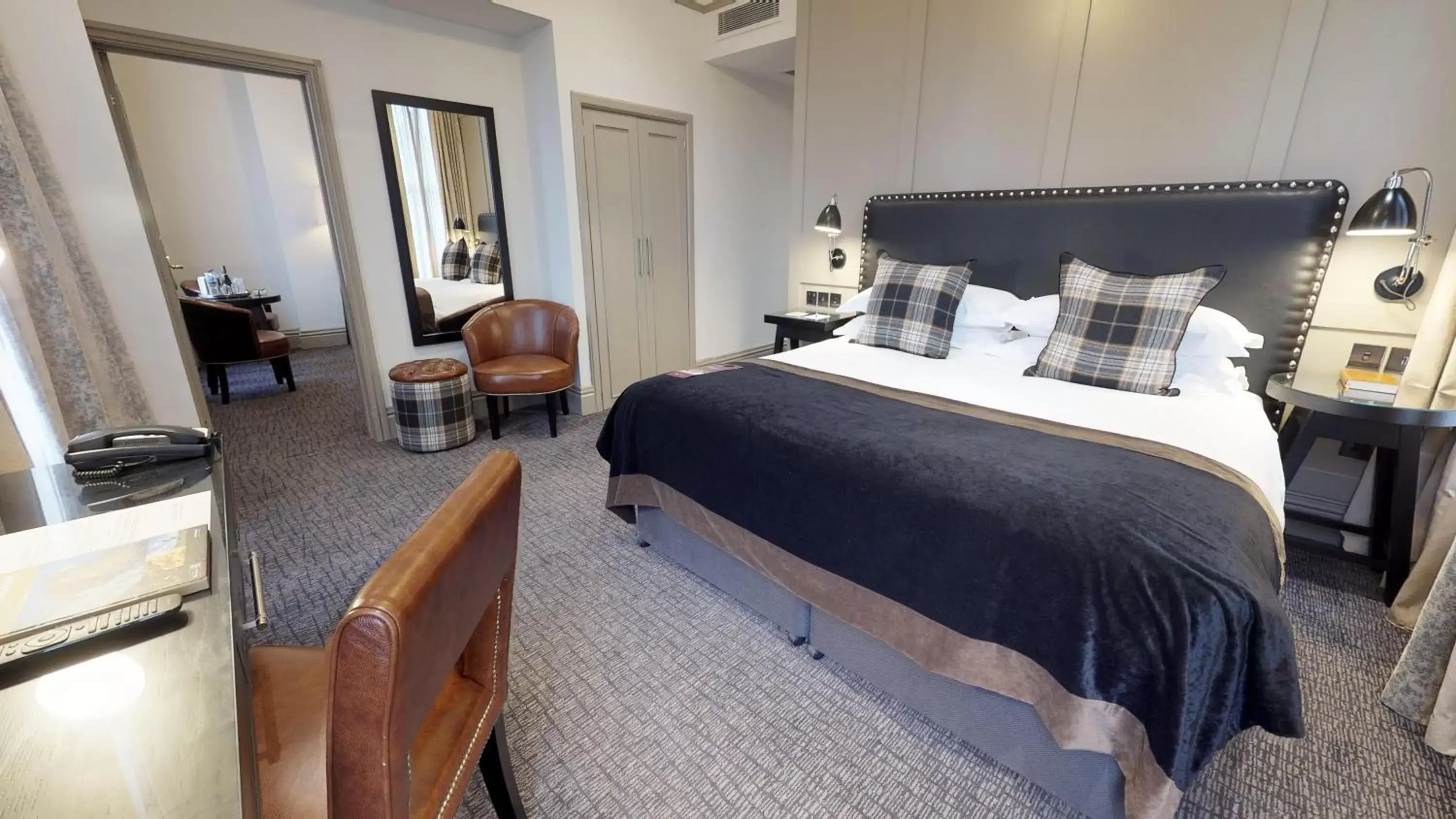 Bedroom, Bed in Macdonald Burlington Hotel