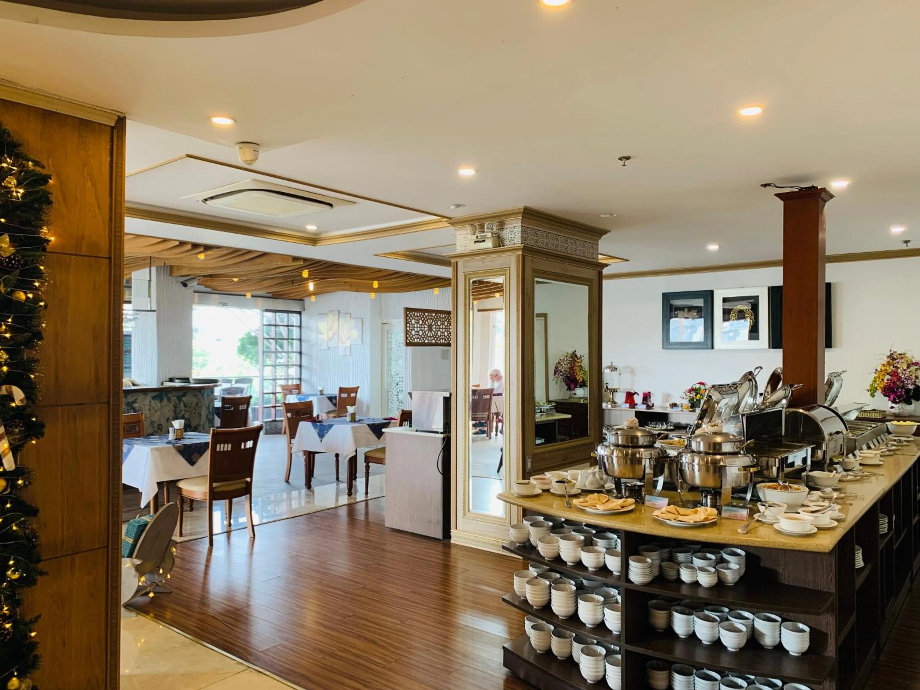 Restaurant/places to eat in Lotus Saigon Hotel