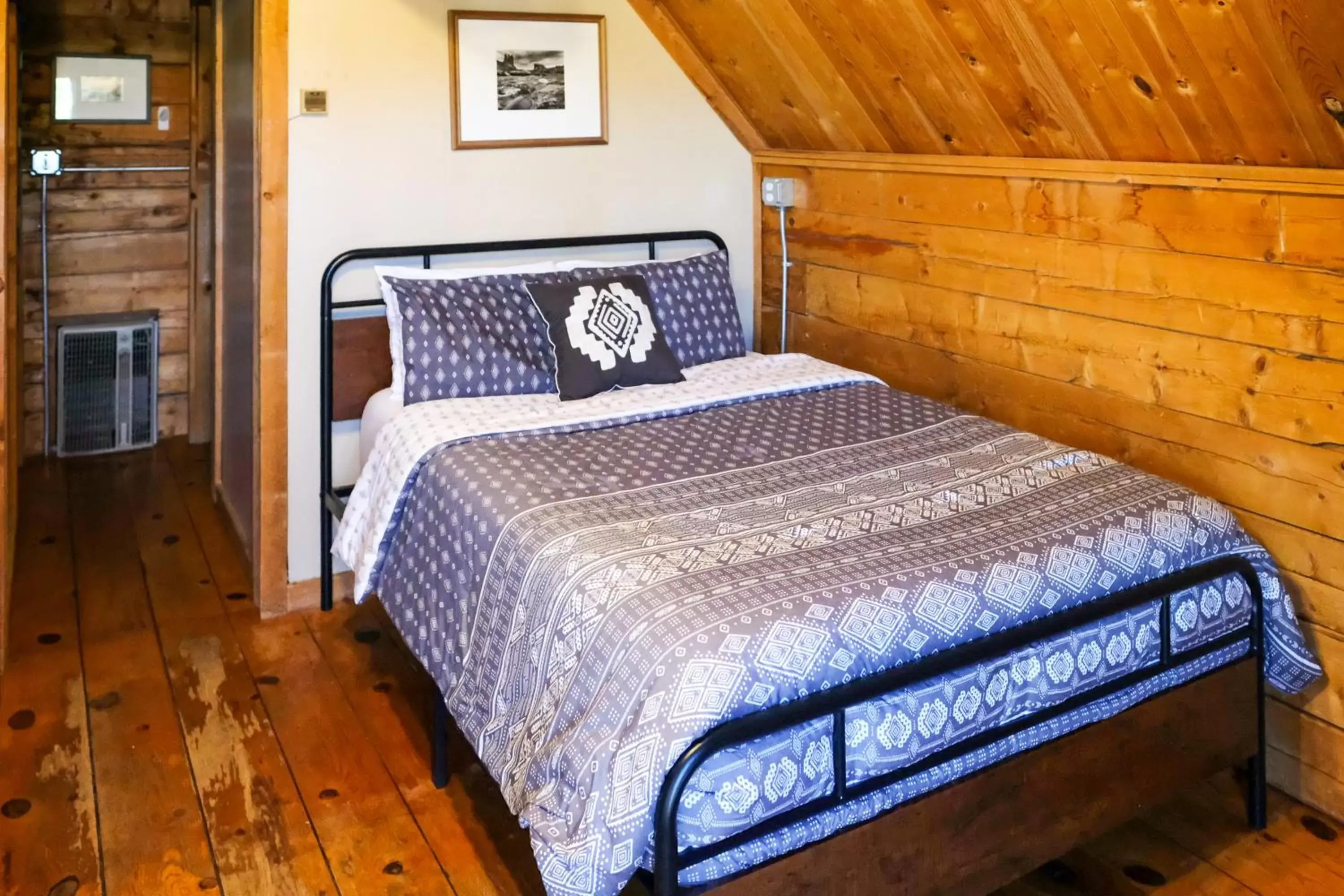 Bed in Sunny Acres Cabin