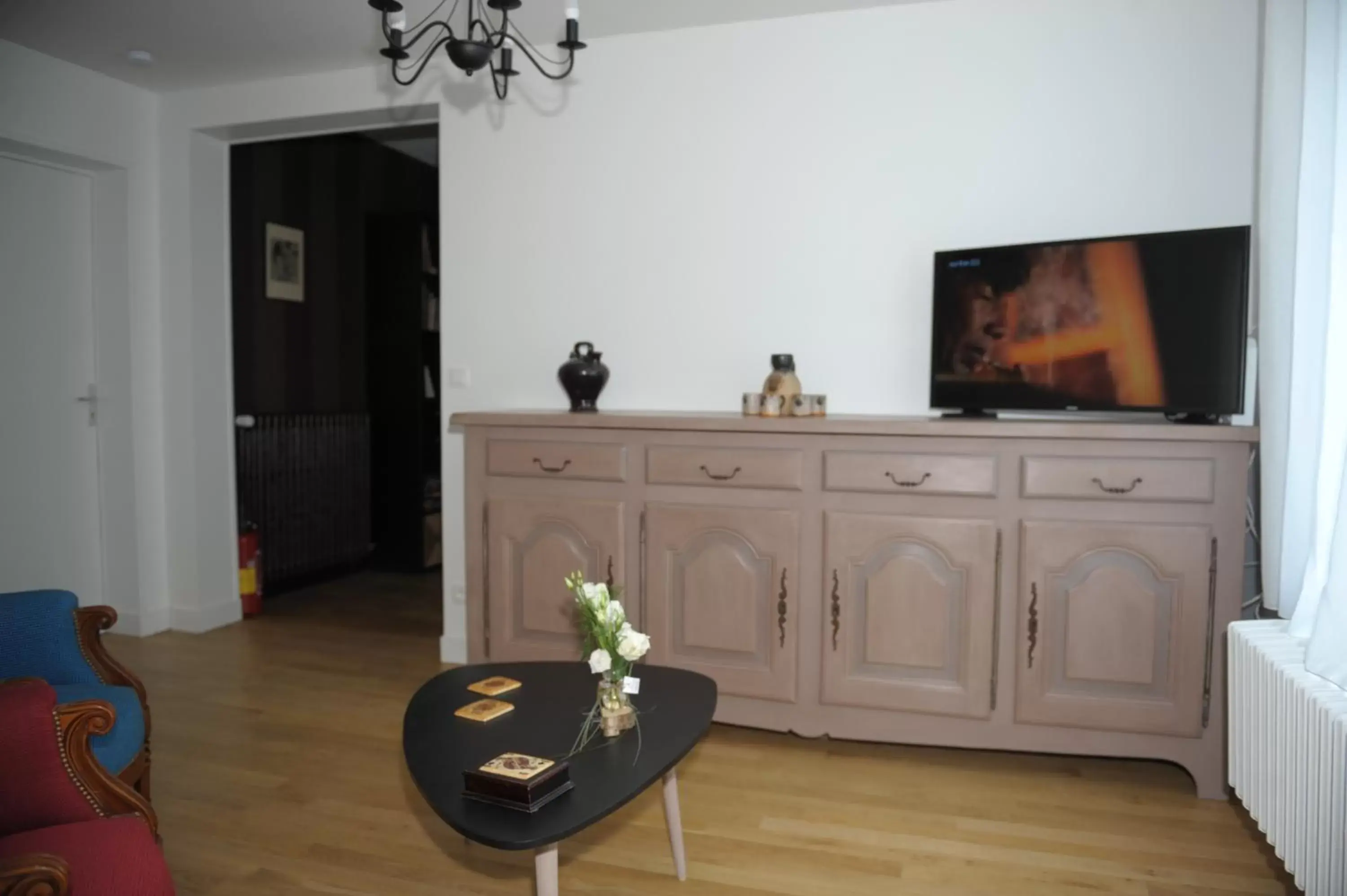 Communal lounge/ TV room, TV/Entertainment Center in Au Coeur De Beauvais