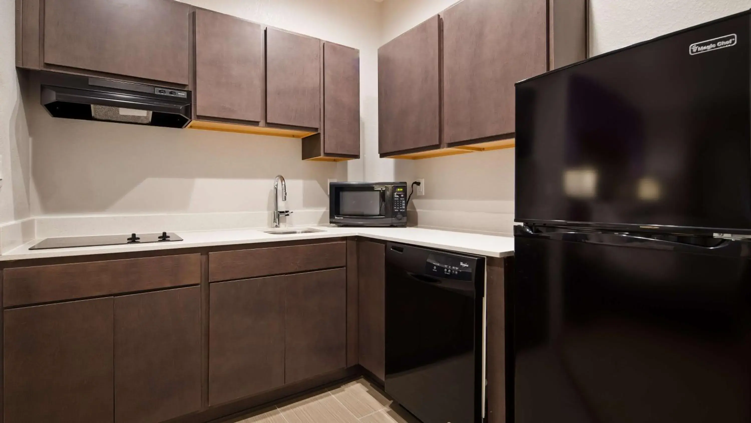 Photo of the whole room, Kitchen/Kitchenette in Best Western Plus Buda Austin Inn & Suites
