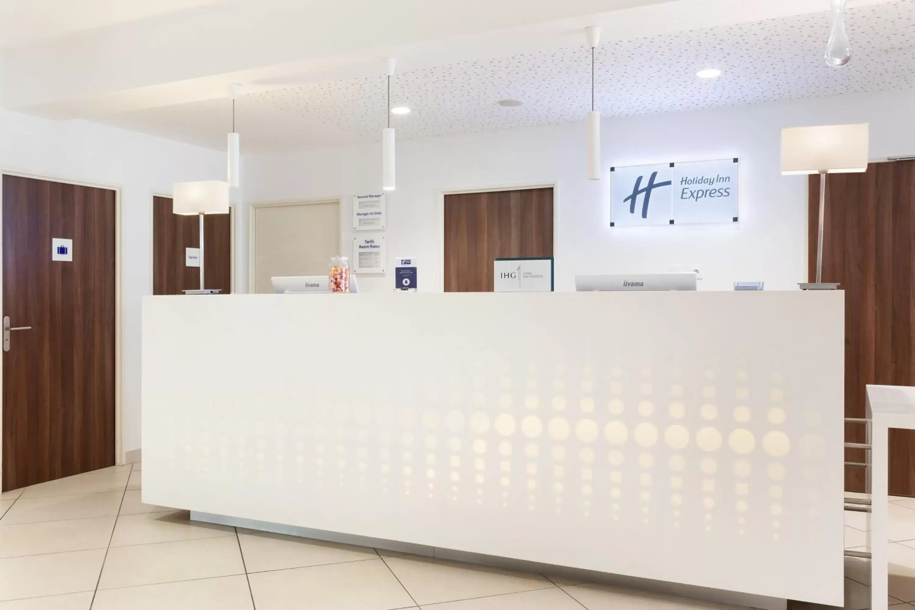 Property building, Lobby/Reception in Holiday Inn Express Toulon - Est, an IHG Hotel