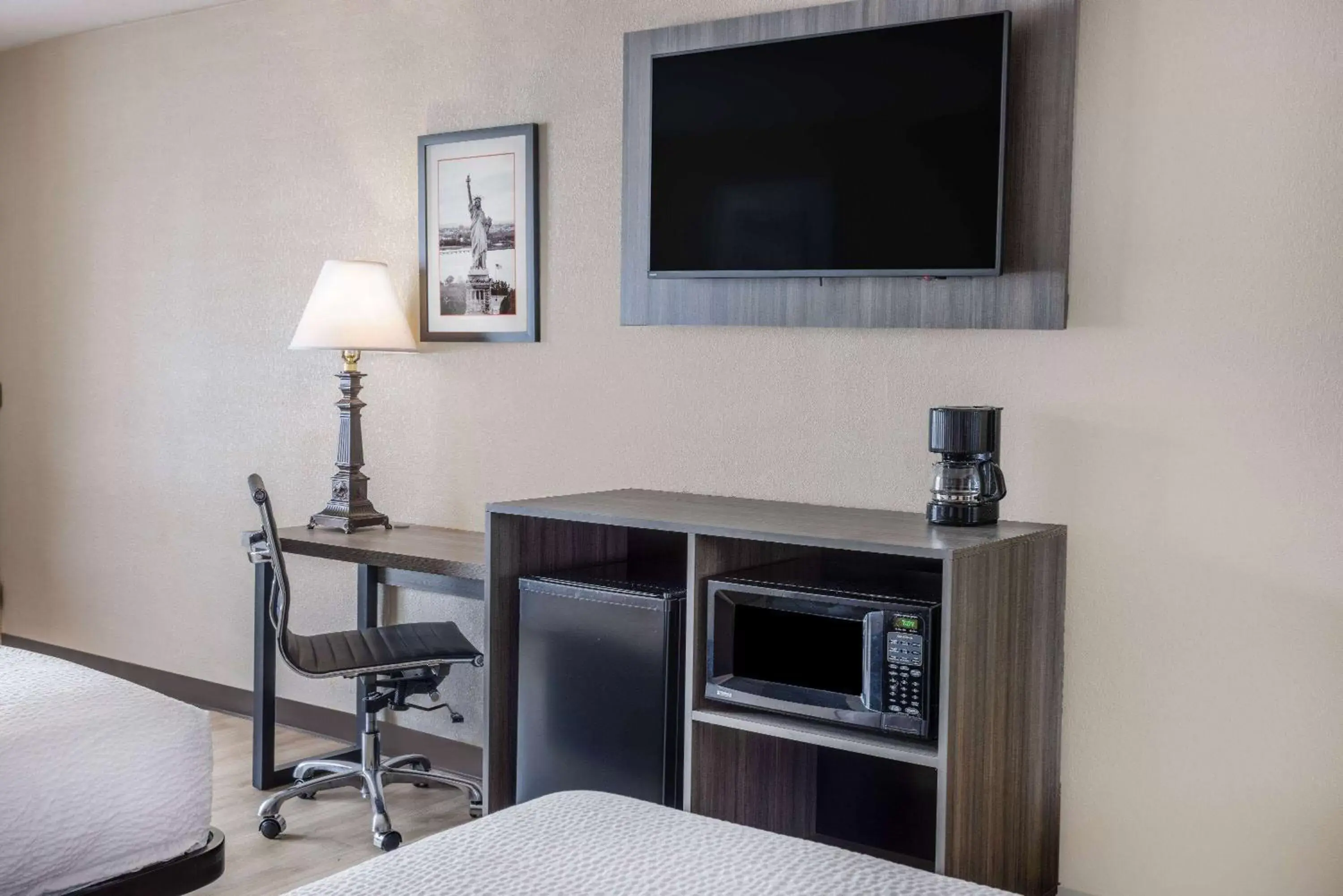 Photo of the whole room, TV/Entertainment Center in Ramada by Wyndham Rome - Verona