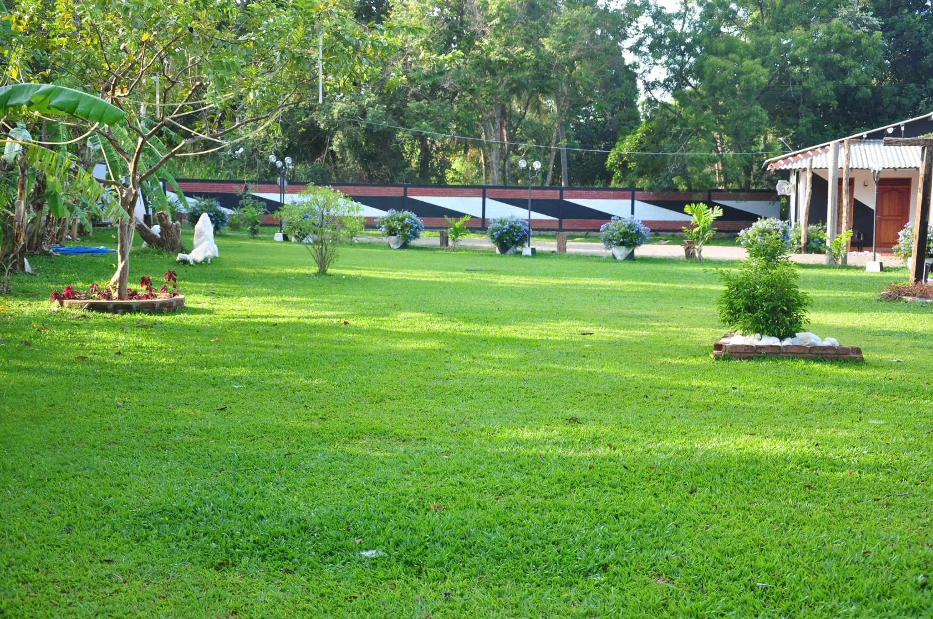 Garden in Eco Hotel Black & White - Anuradhapura