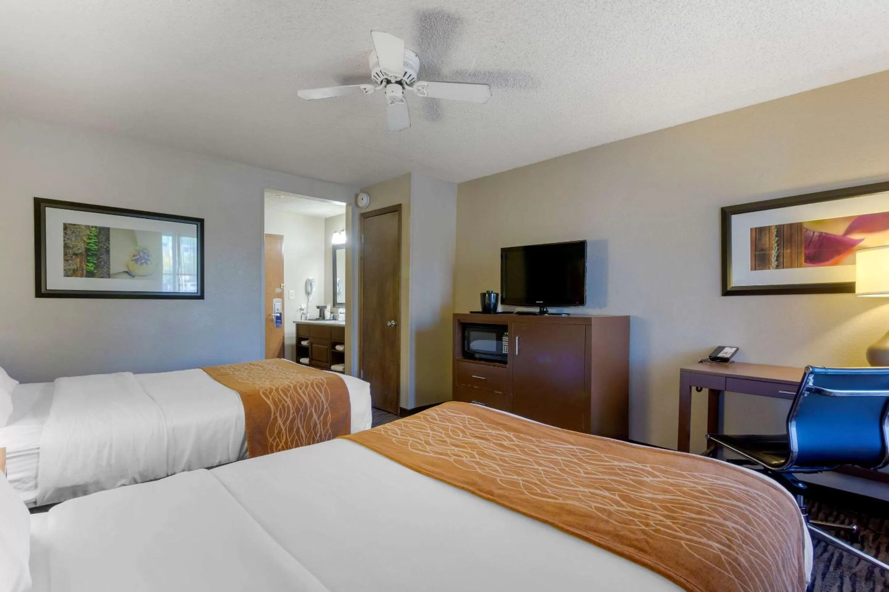 Photo of the whole room, Bed in Comfort Inn West Valley - Salt Lake City South