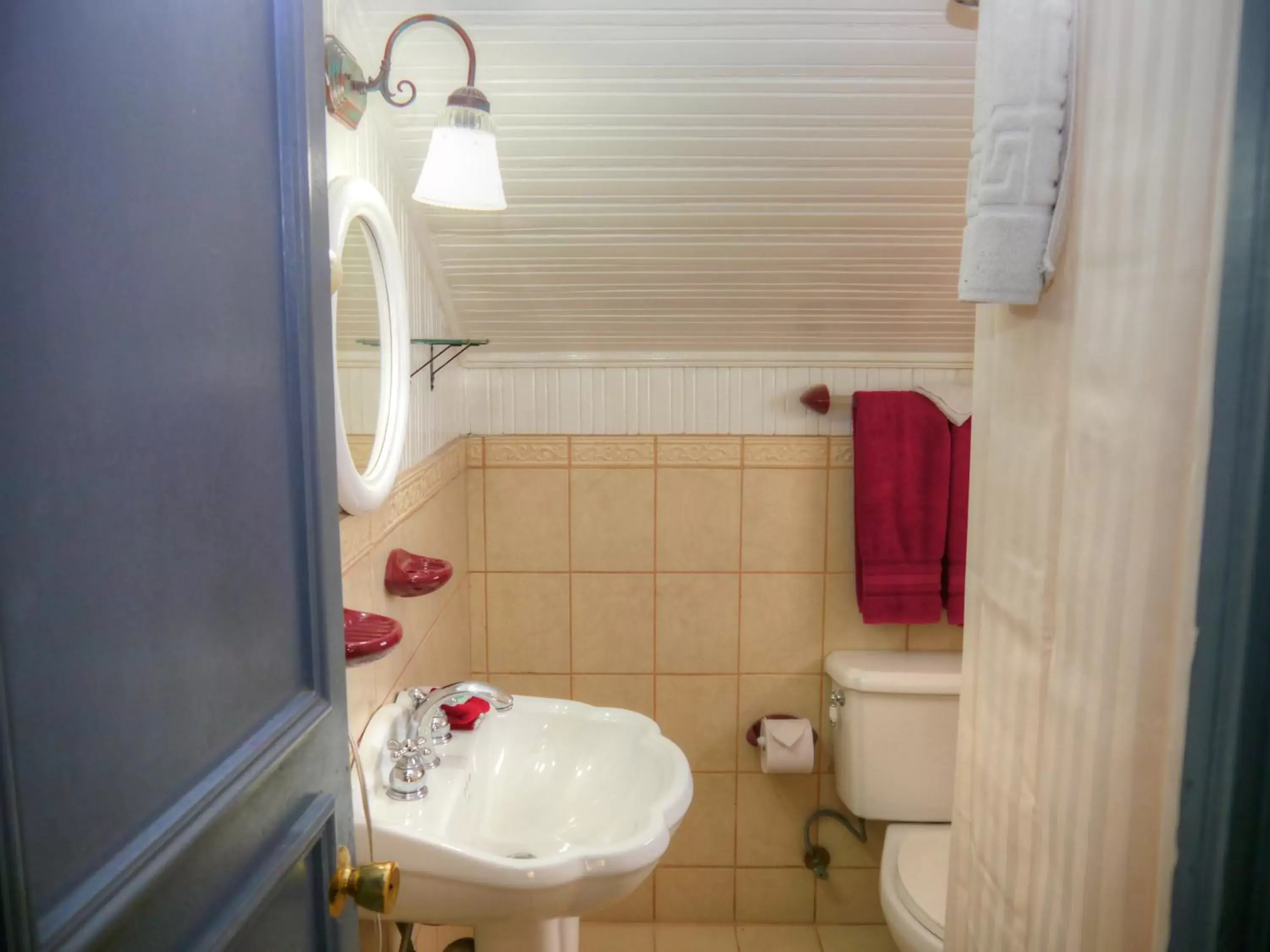 Bathroom in Hotel Santo Tomas / Historical Property