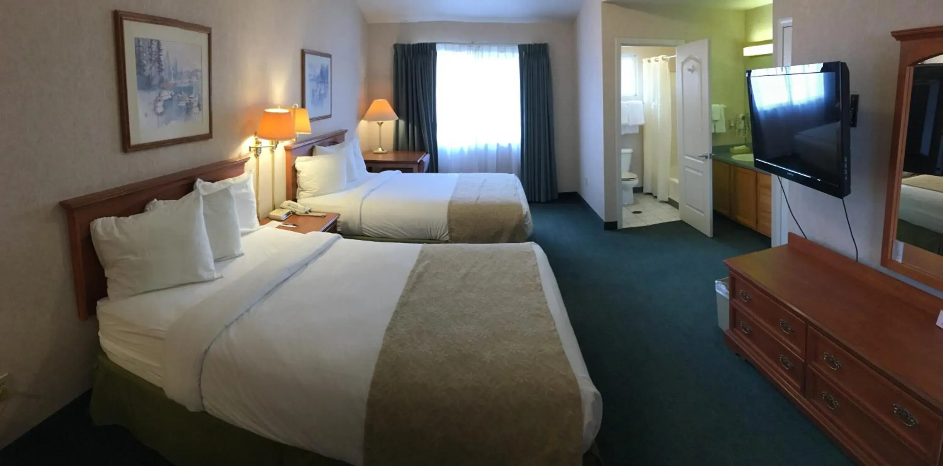 Photo of the whole room, Bed in Garden Inn and Suites Fresno