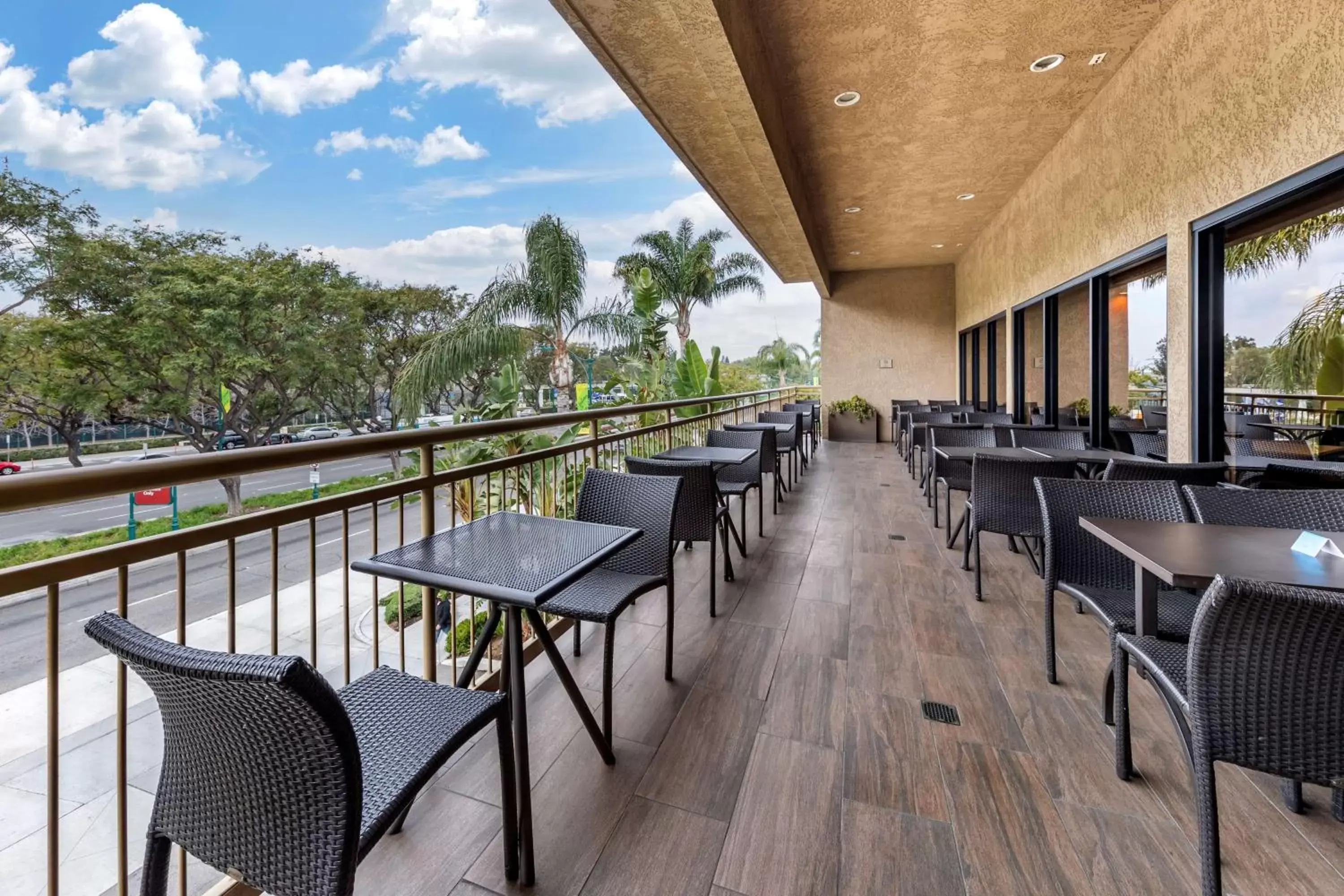 Restaurant/places to eat, Balcony/Terrace in Best Western Plus Anaheim Inn