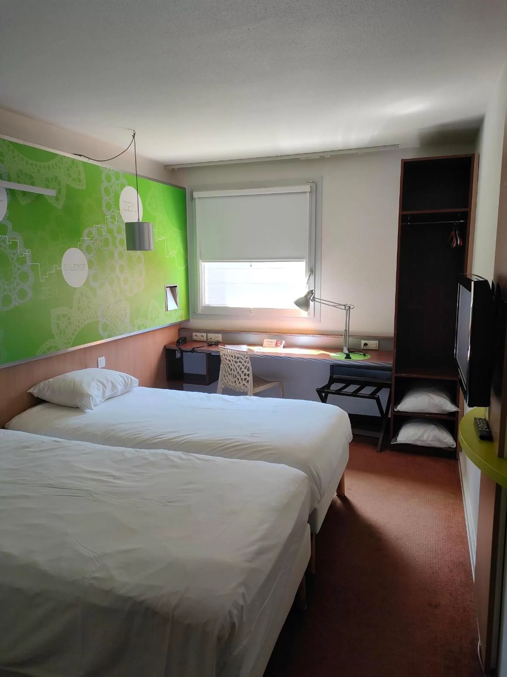 Bedroom, Bed in ibis Styles Bethune Bruay la Buissière