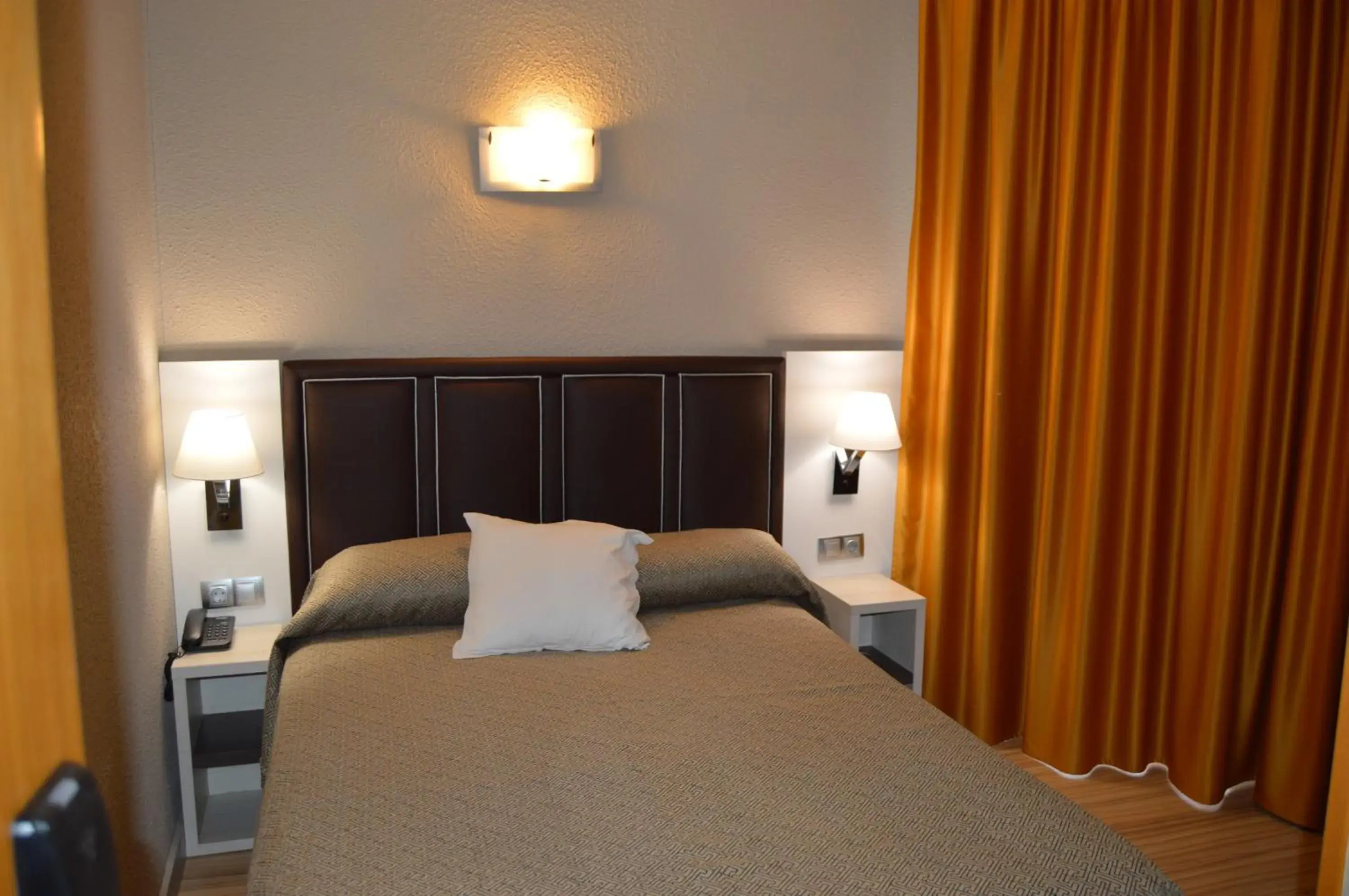 Photo of the whole room, Bed in Hotel Ciutadella