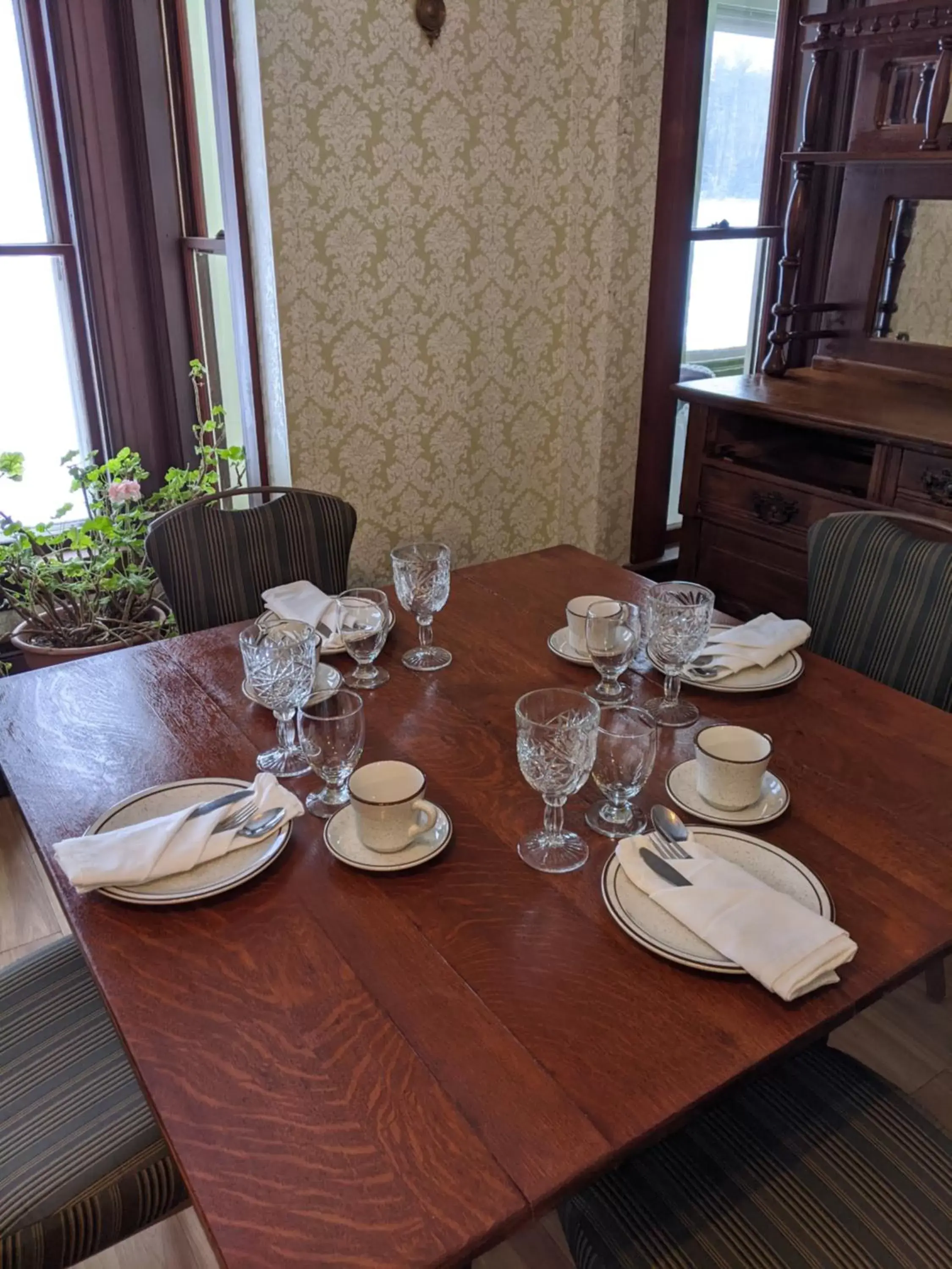 Restaurant/Places to Eat in Lake Shore Farm Inn