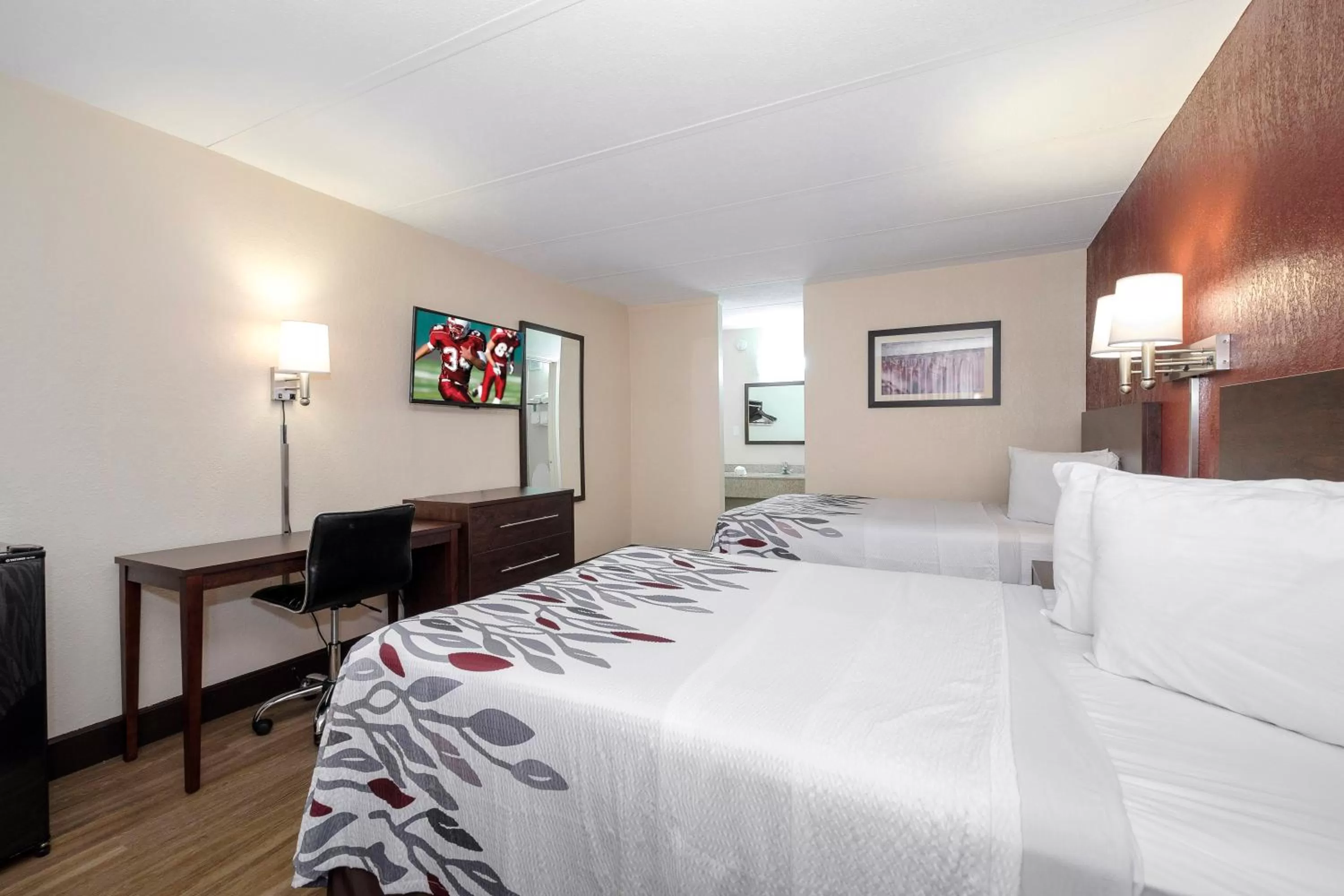 Photo of the whole room, Bed in Red Roof Inn Fredericksburg North