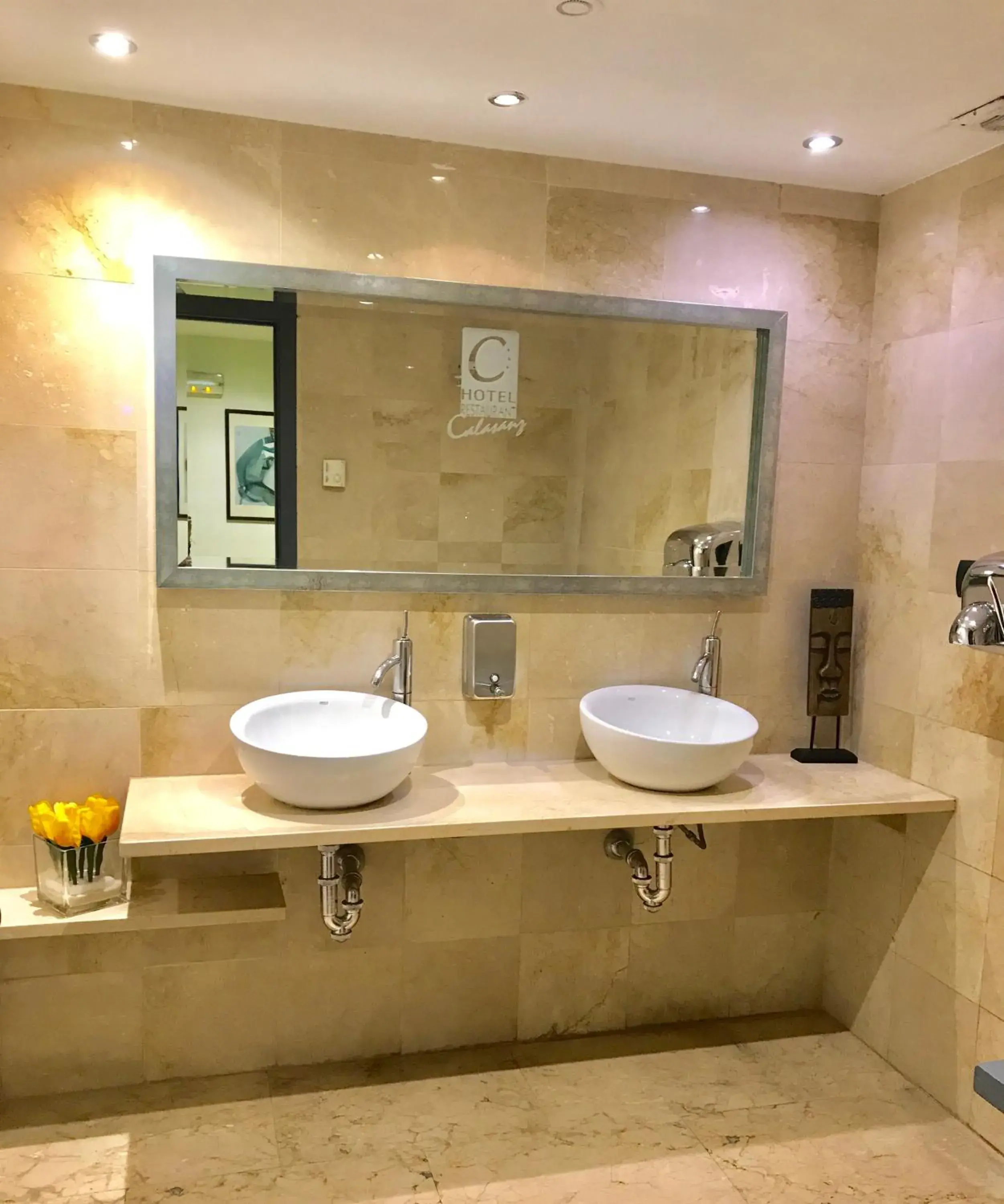 Area and facilities, Bathroom in Hotel Calasanz