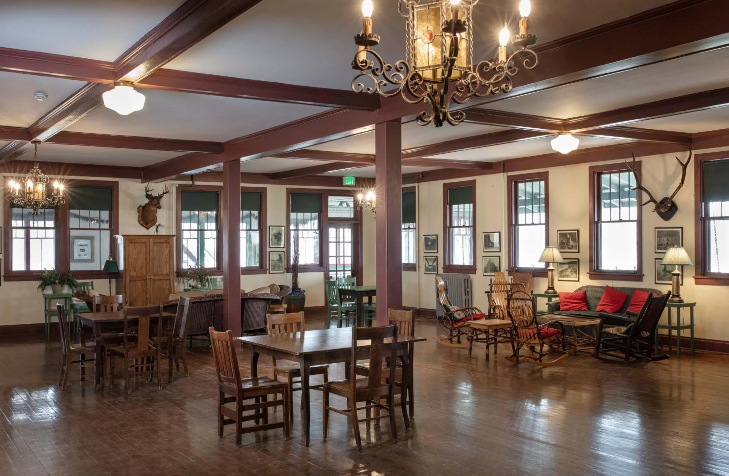 Restaurant/Places to Eat in Lakeside Inn