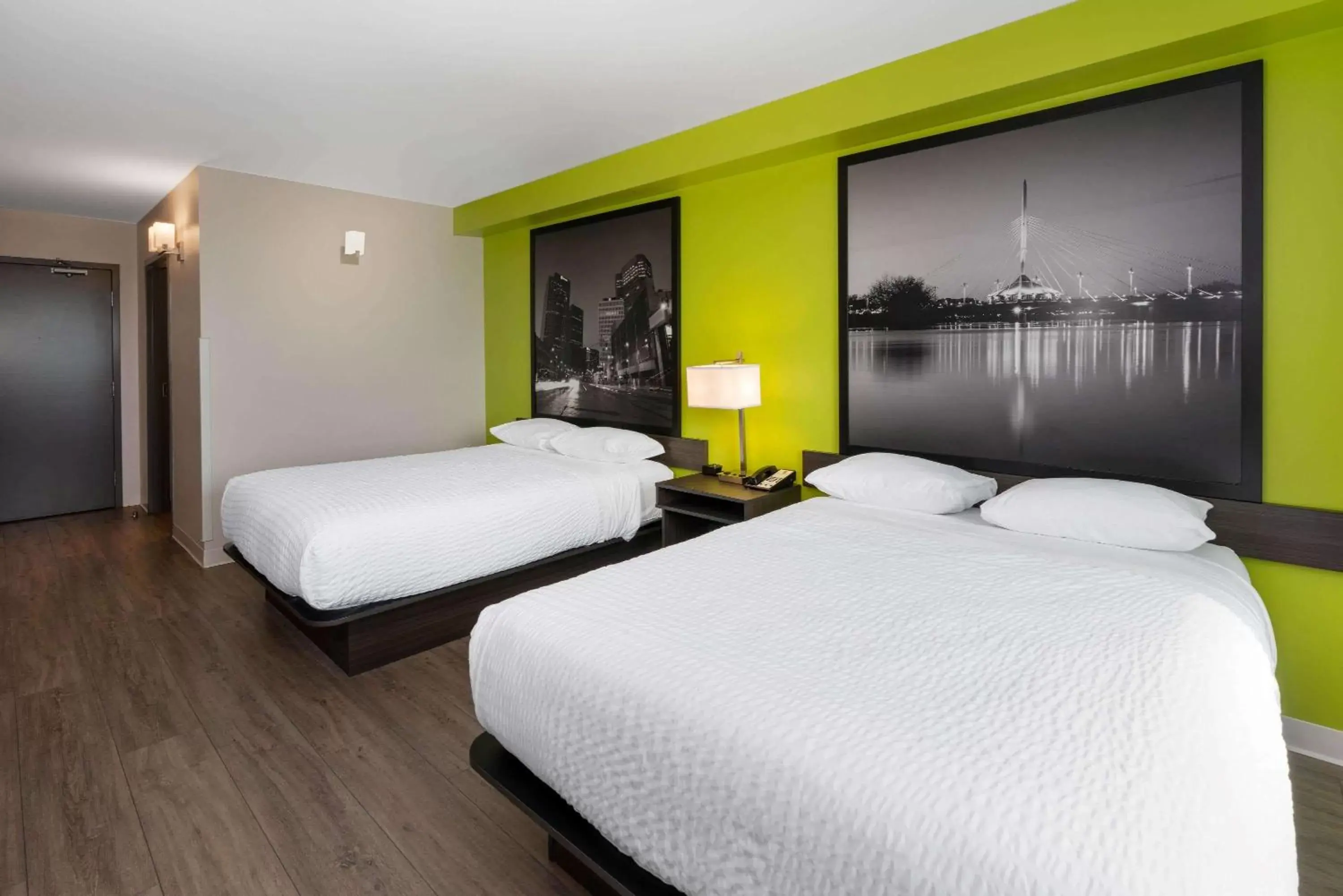 Photo of the whole room, Bed in Super 8 by Wyndham Winnipeg East MB