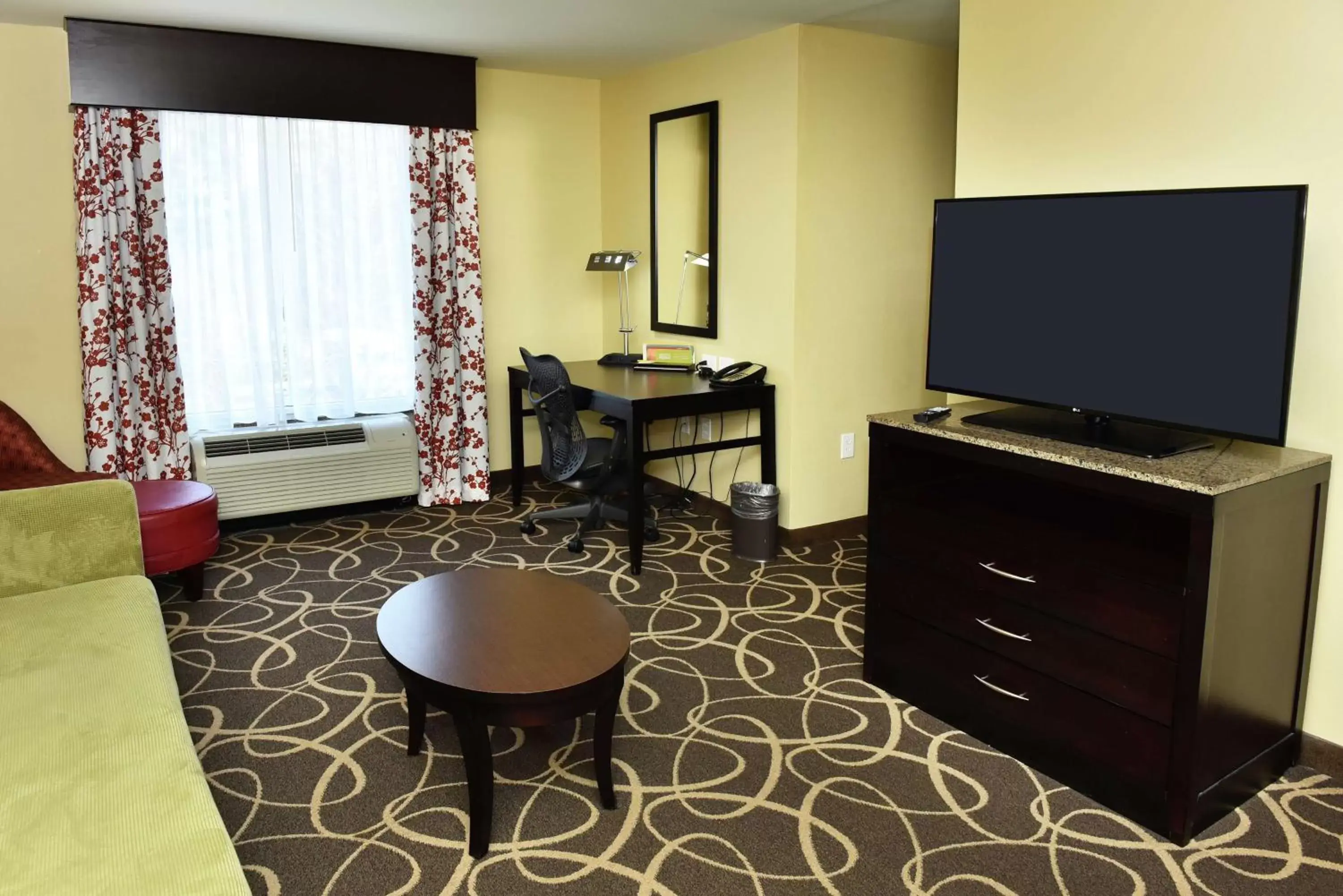 Bedroom, TV/Entertainment Center in Hilton Garden Inn Atlanta/Peachtree City