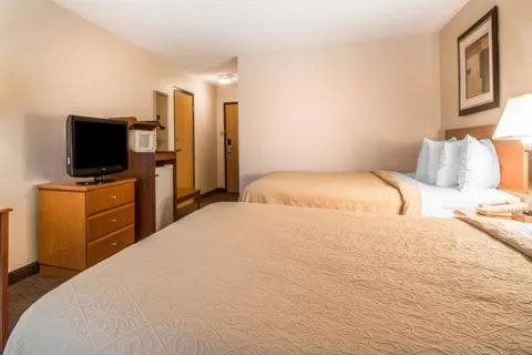 Queen Room with Two Queen Beds - Smoking in Quality Inn Morris I-80