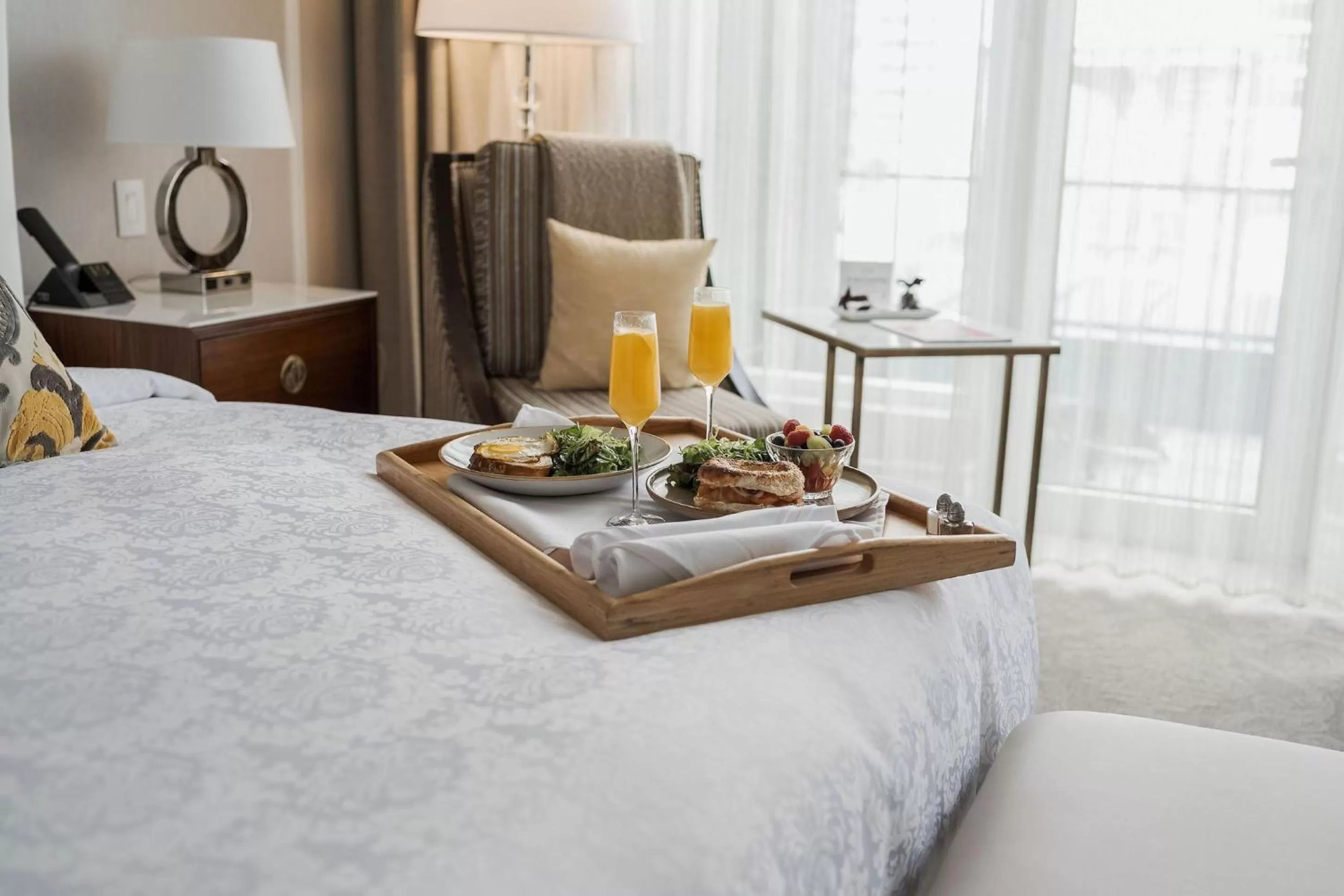Food and drinks, Bed in Hôtel Birks Montréal