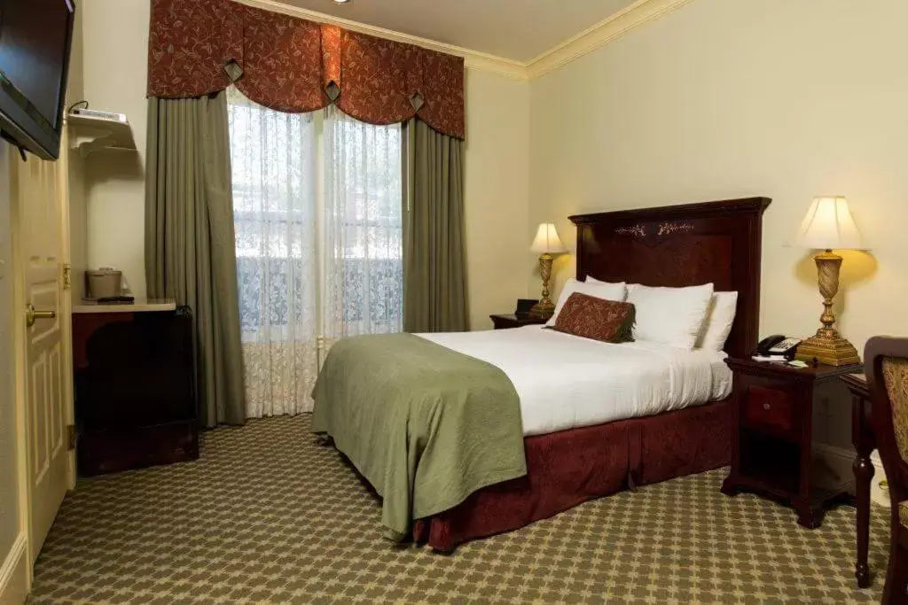 Bed in Diamond Hotel