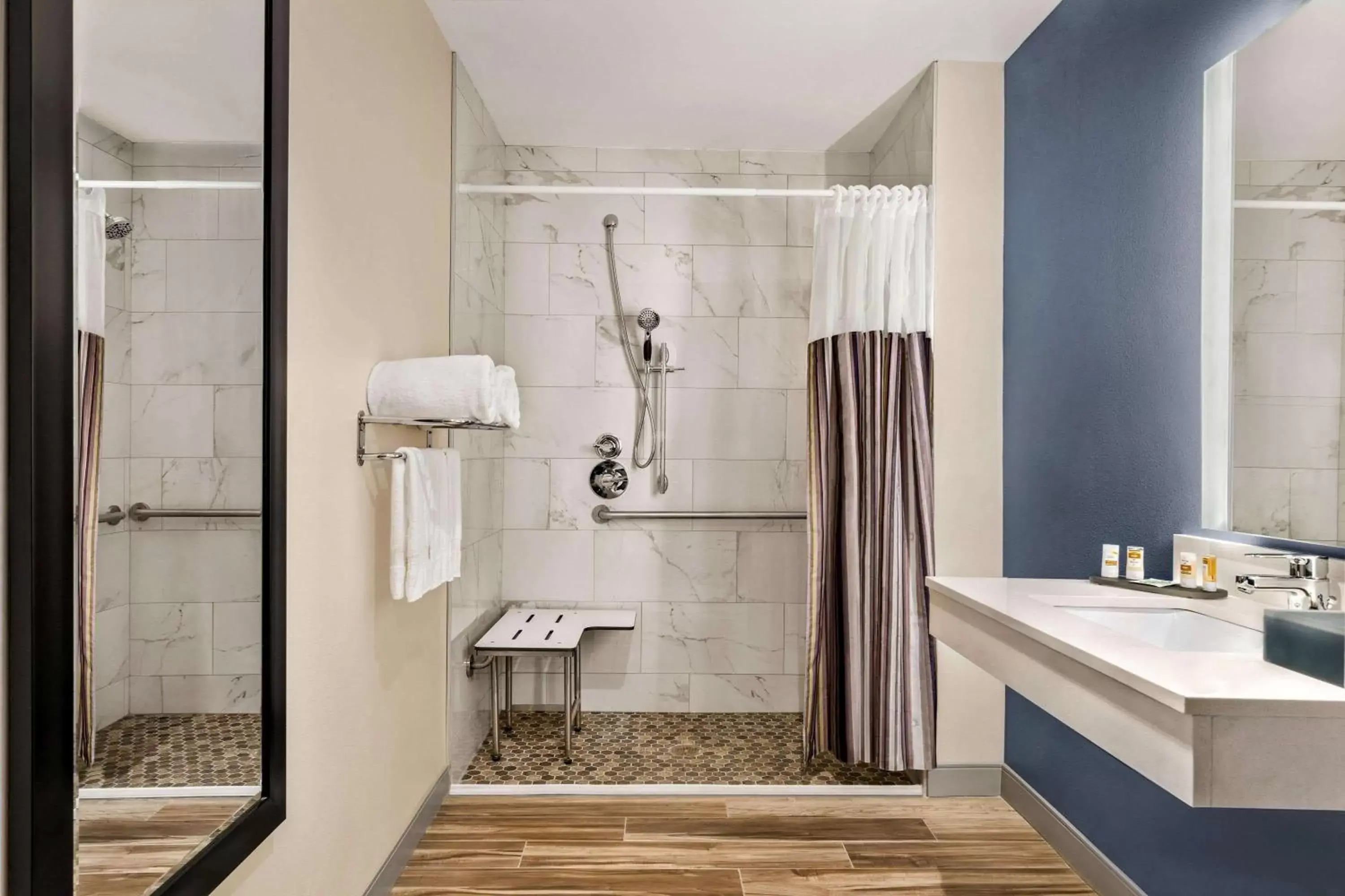 Bathroom in La Quinta Inn & Suites by Wyndham San Bernardino