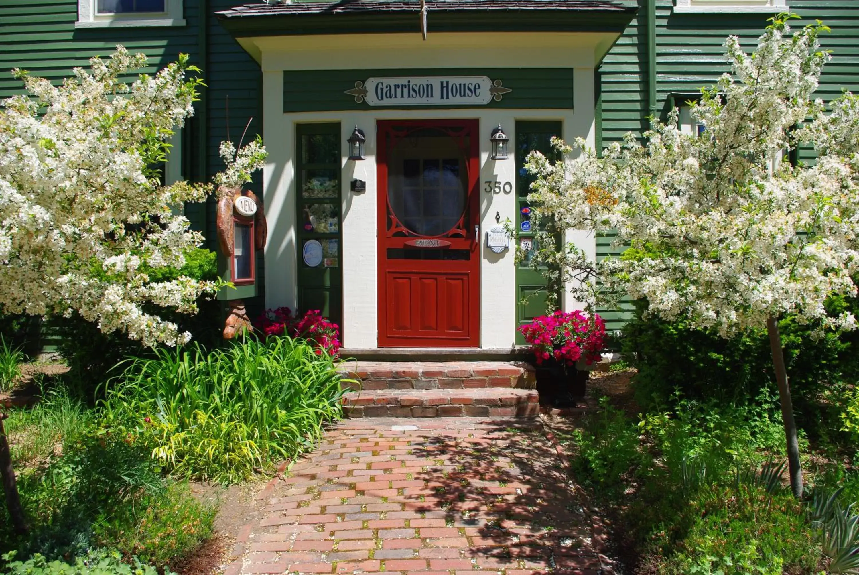 Facade/entrance in The Garrison House Inn