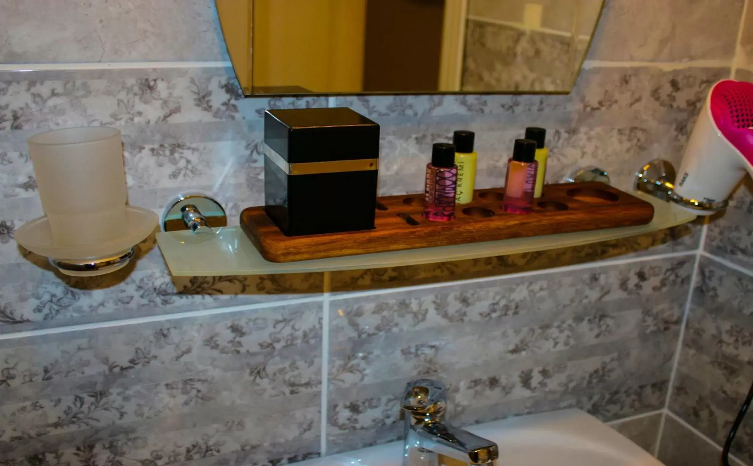 Bathroom in Deluxe Newport Hotel
