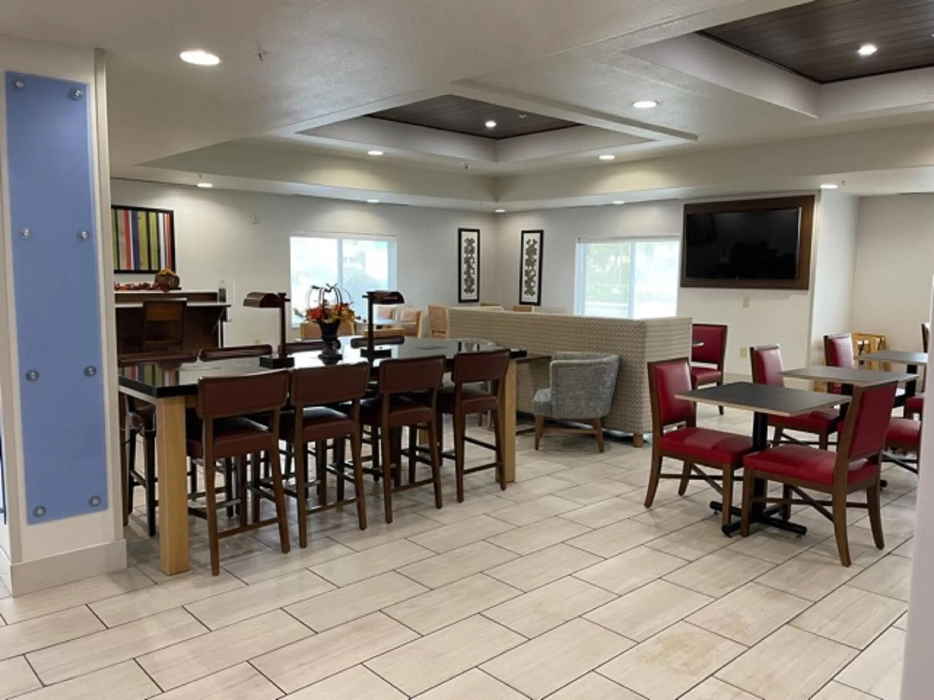 Breakfast, Restaurant/Places to Eat in Holiday Inn Express Hotel & Suites Lewisburg, an IHG Hotel