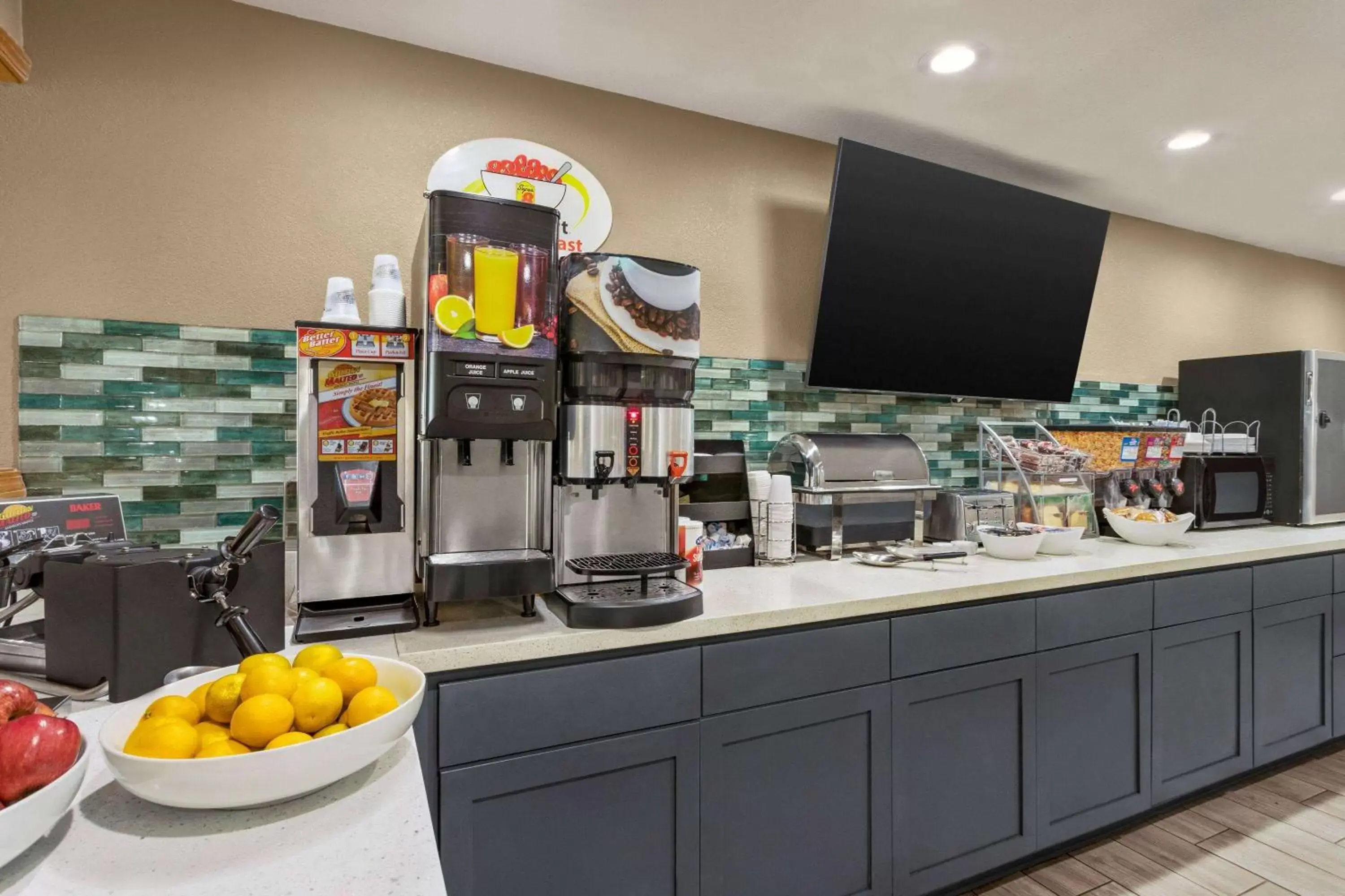 Property building, Food in Super 8 by Wyndham Ankeny/Des Moines Area