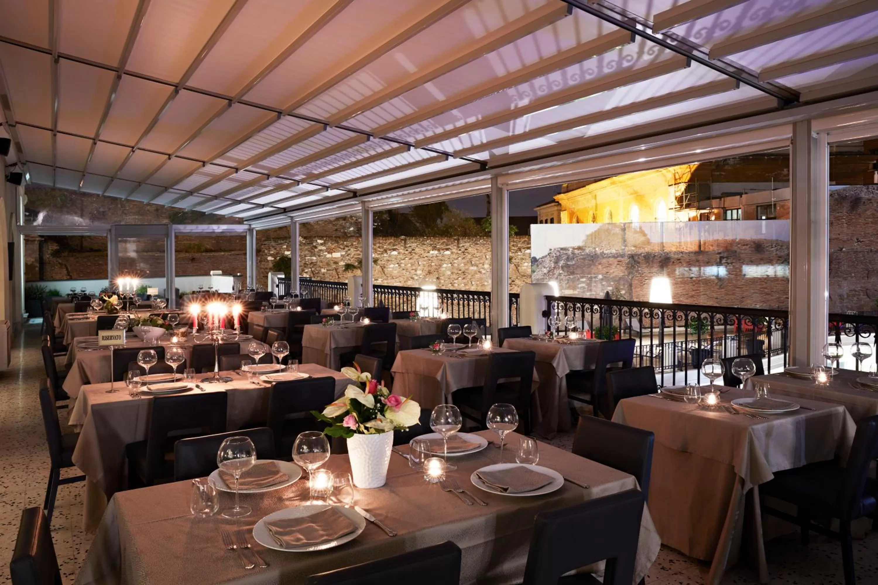 Restaurant/places to eat in Hotel The Building