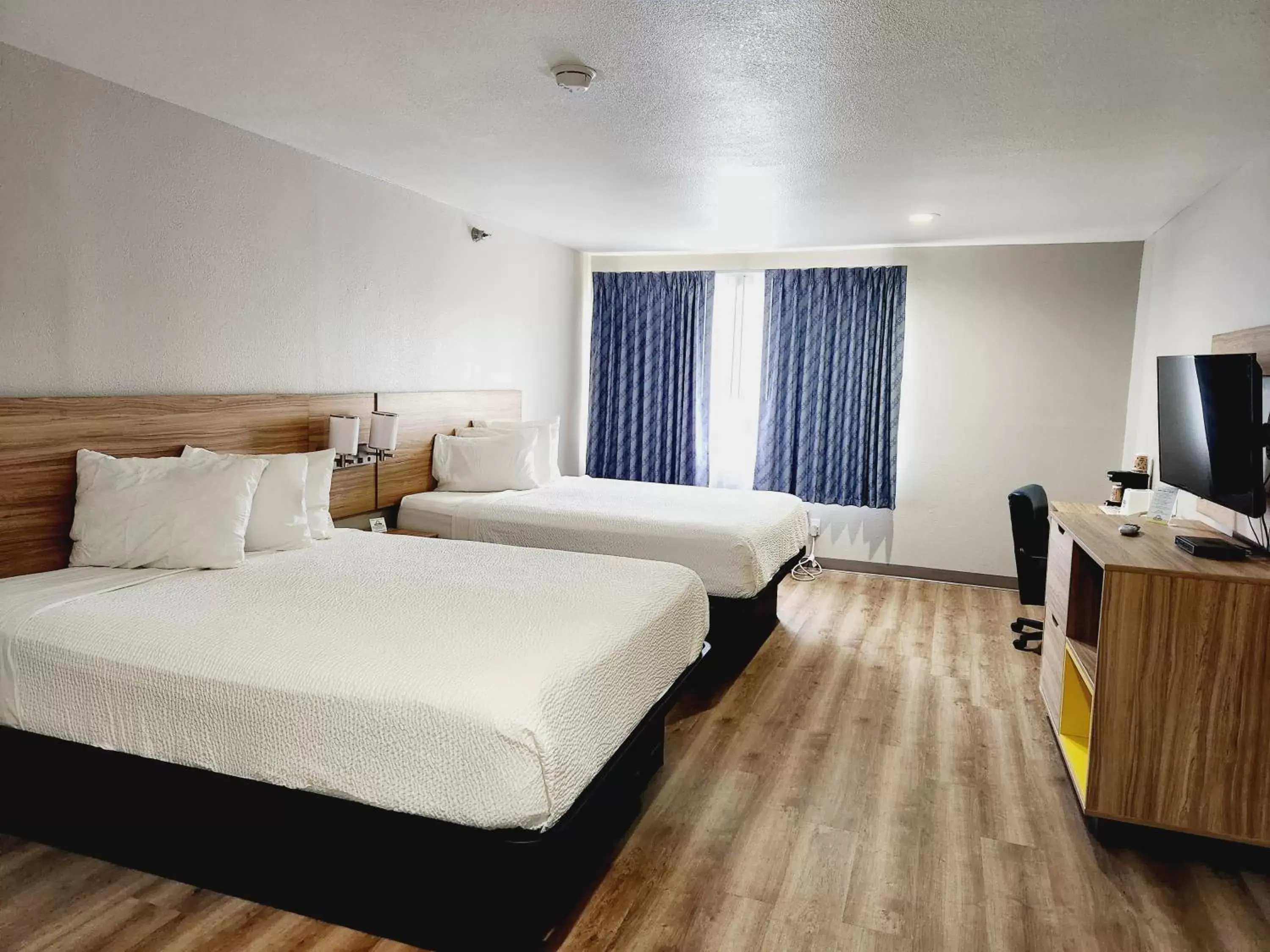 Bed in Days Inn & Suites by Wyndham Corpus Christi Central