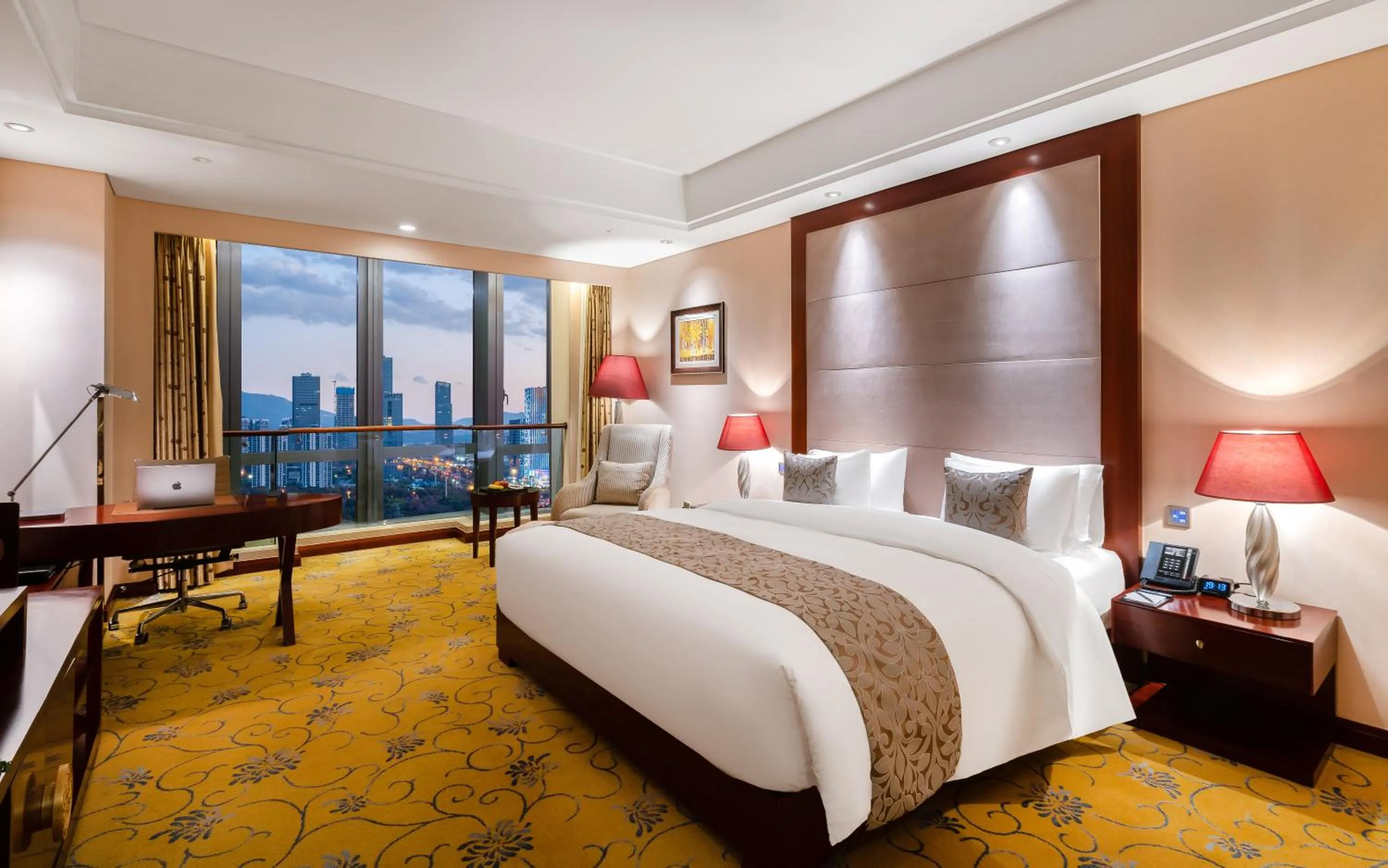 Photo of the whole room, Bed in Howard Johnson Tropical Garden Plaza Kunming