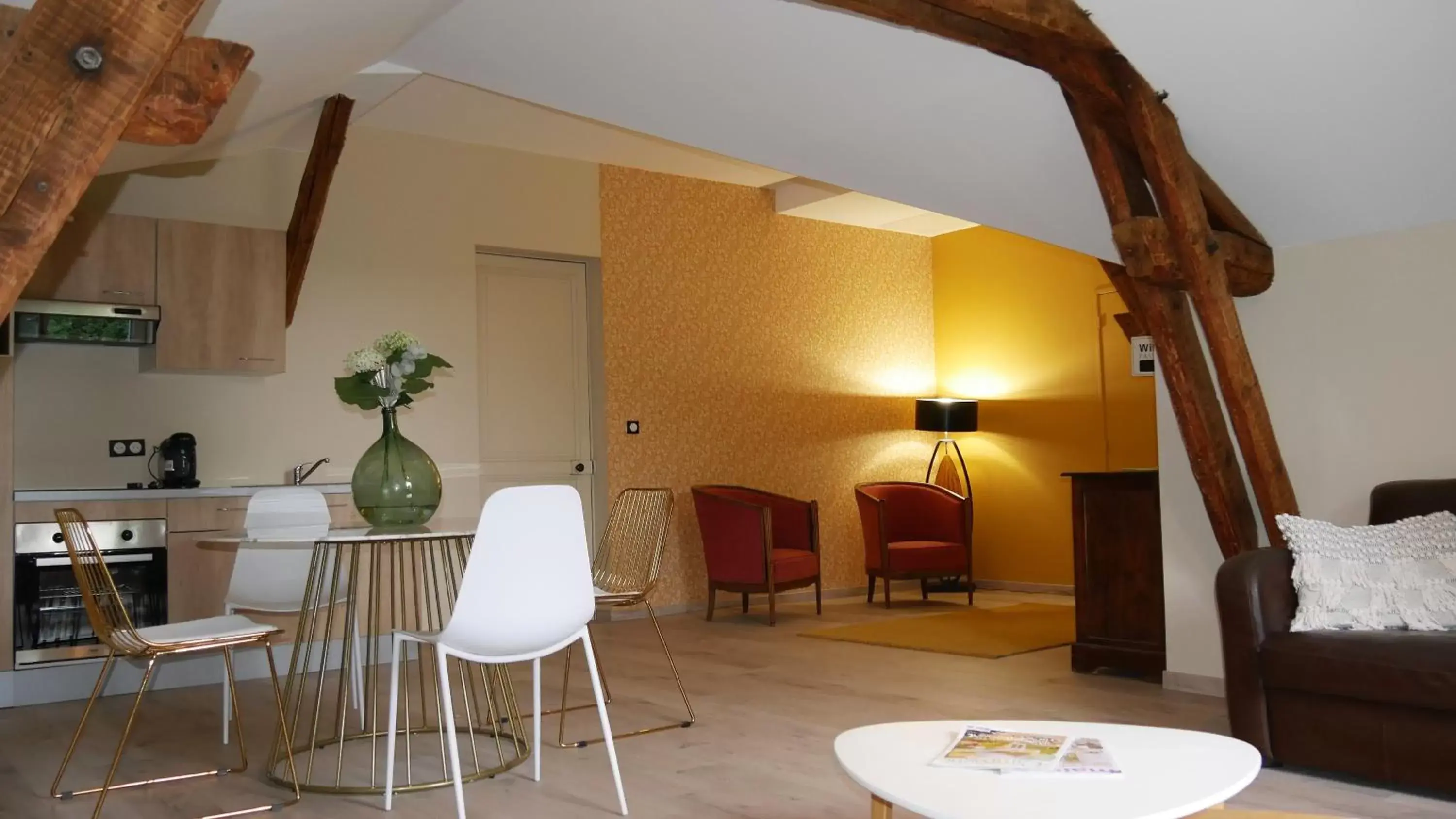 Communal kitchen, Dining Area in Chambres d'hôtes les Bruyères