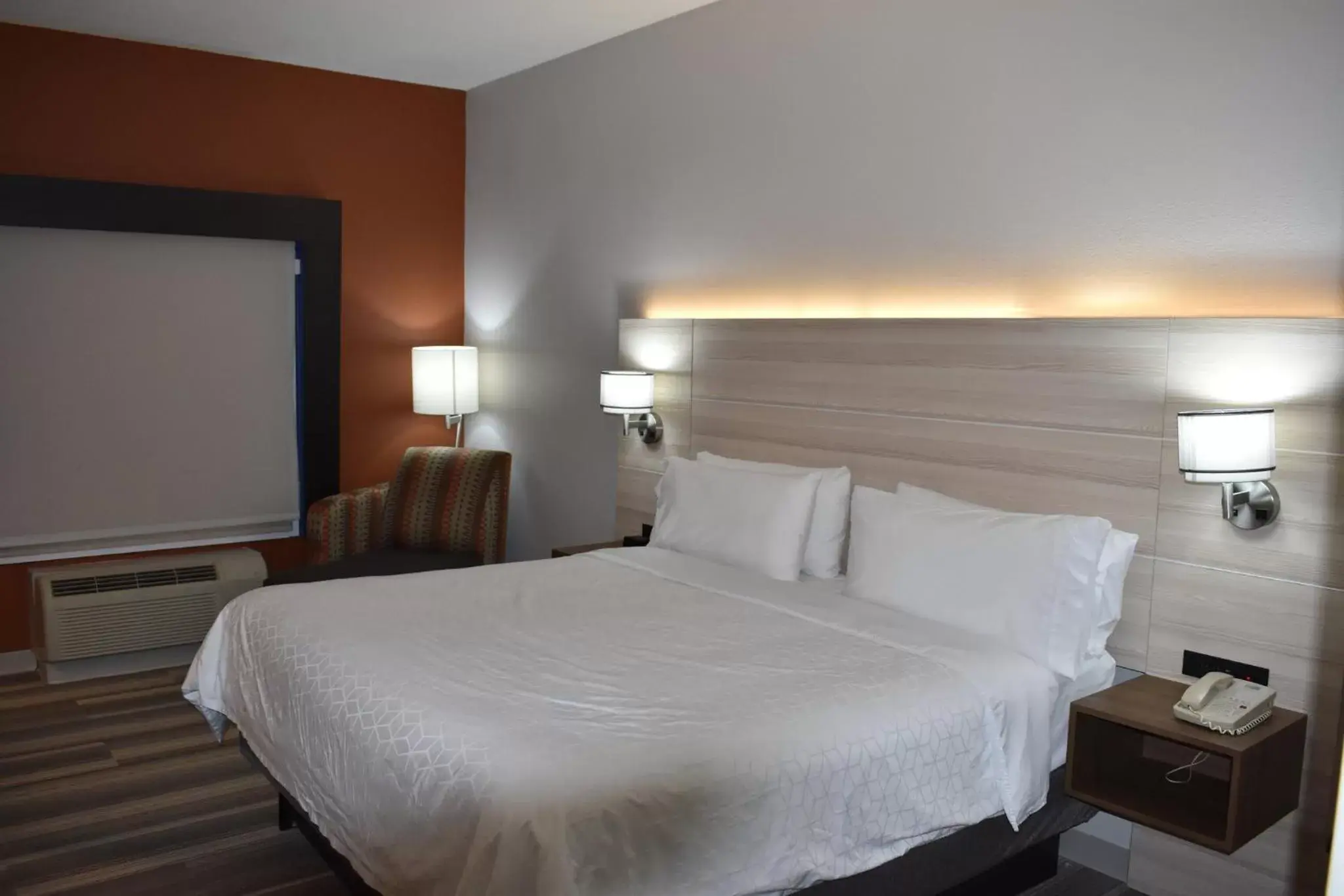 Photo of the whole room, Bed in Holiday Inn Express Hotel & Suites McPherson, an IHG Hotel
