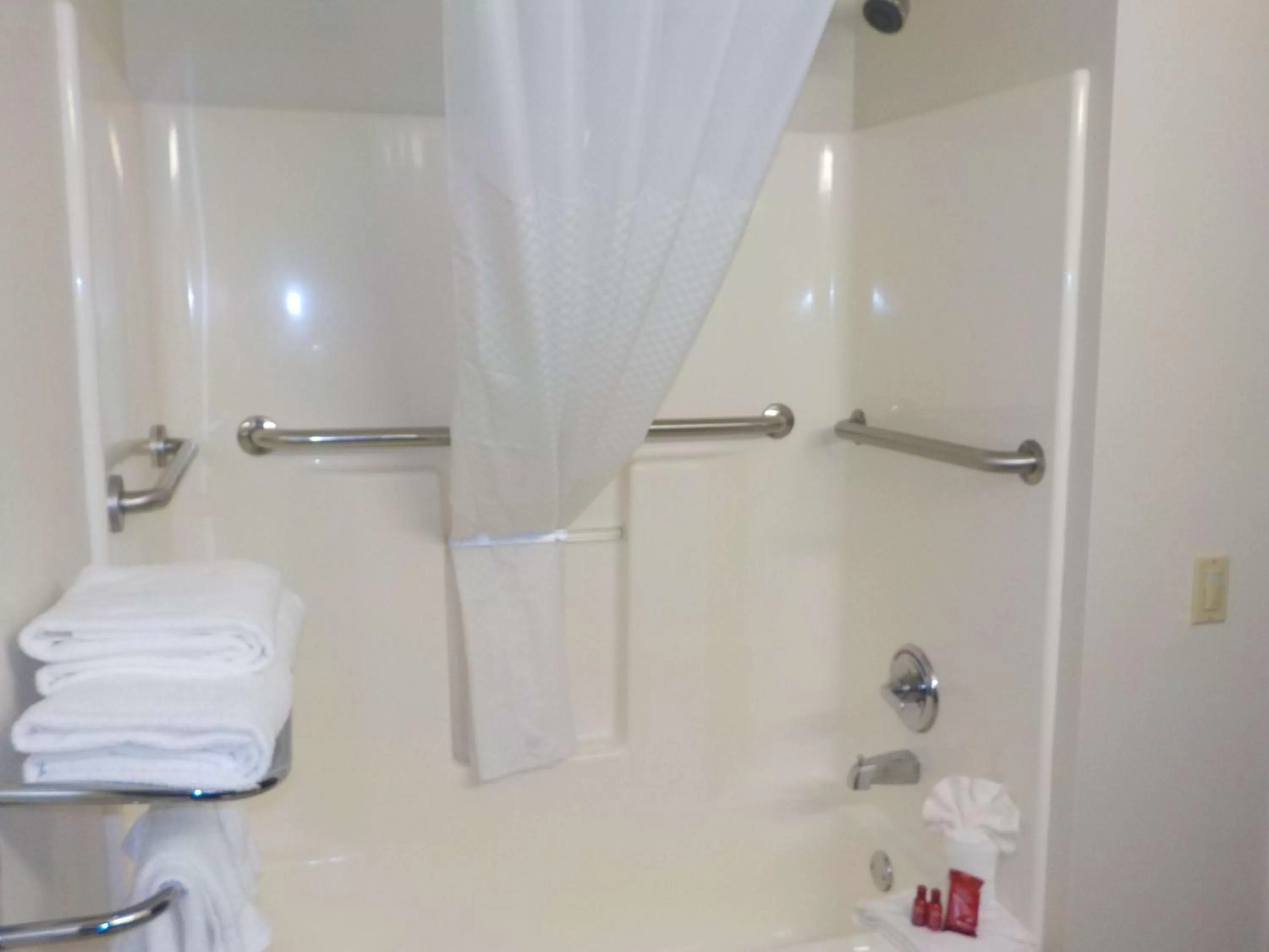 Shower in MJ INN and SUITES