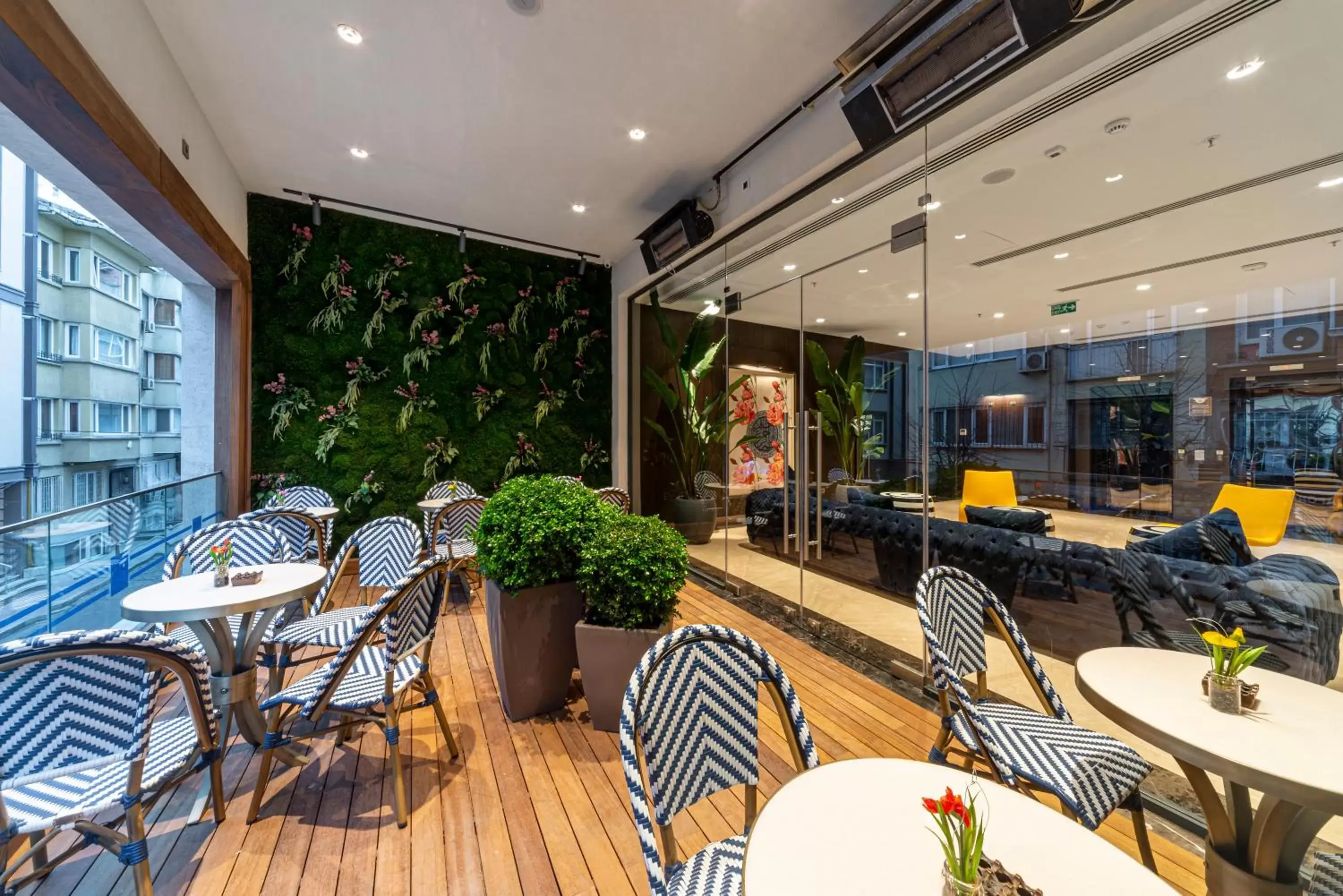Balcony/Terrace, Restaurant/Places to Eat in TRYP By Wyndham Istanbul Sisli Hotel