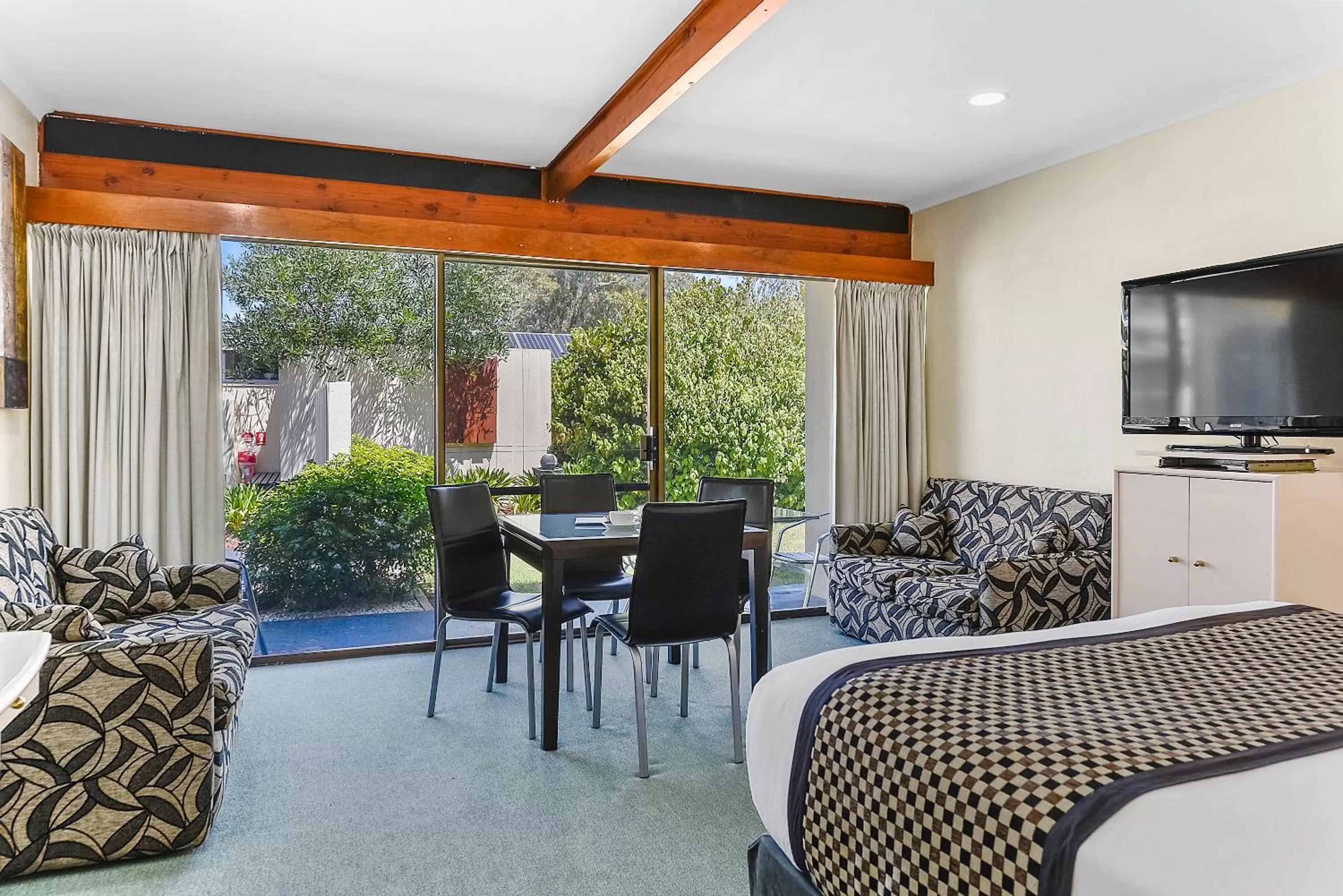 Photo of the whole room in William Macintosh Motor Lodge