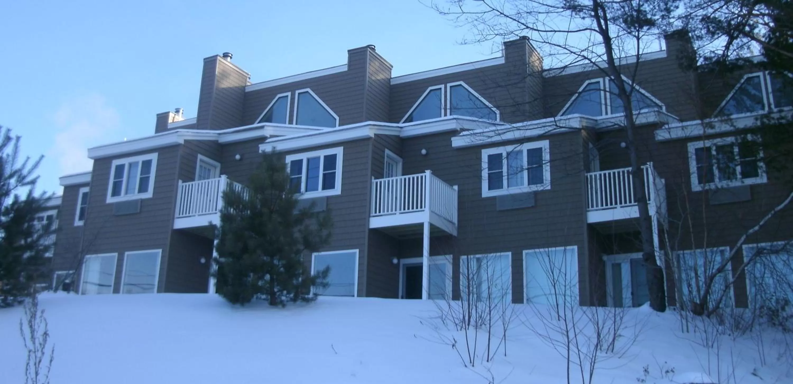 Property building, Winter in Cathedral Ledge Resort